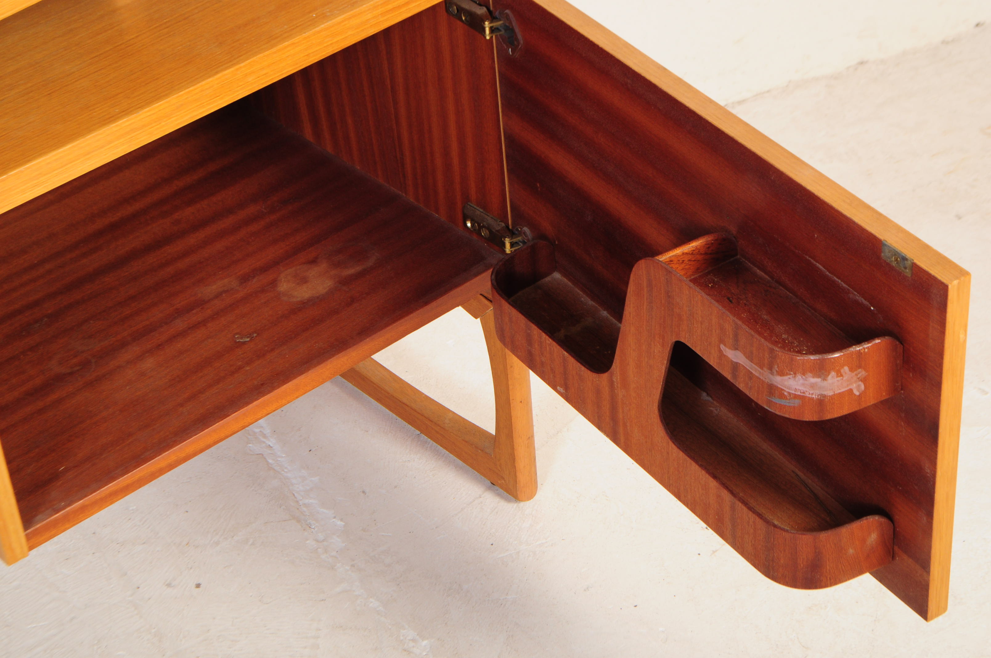 MID 20TH CENTURY GPLAN E.GOMME DRESSING TABLE - Image 4 of 6