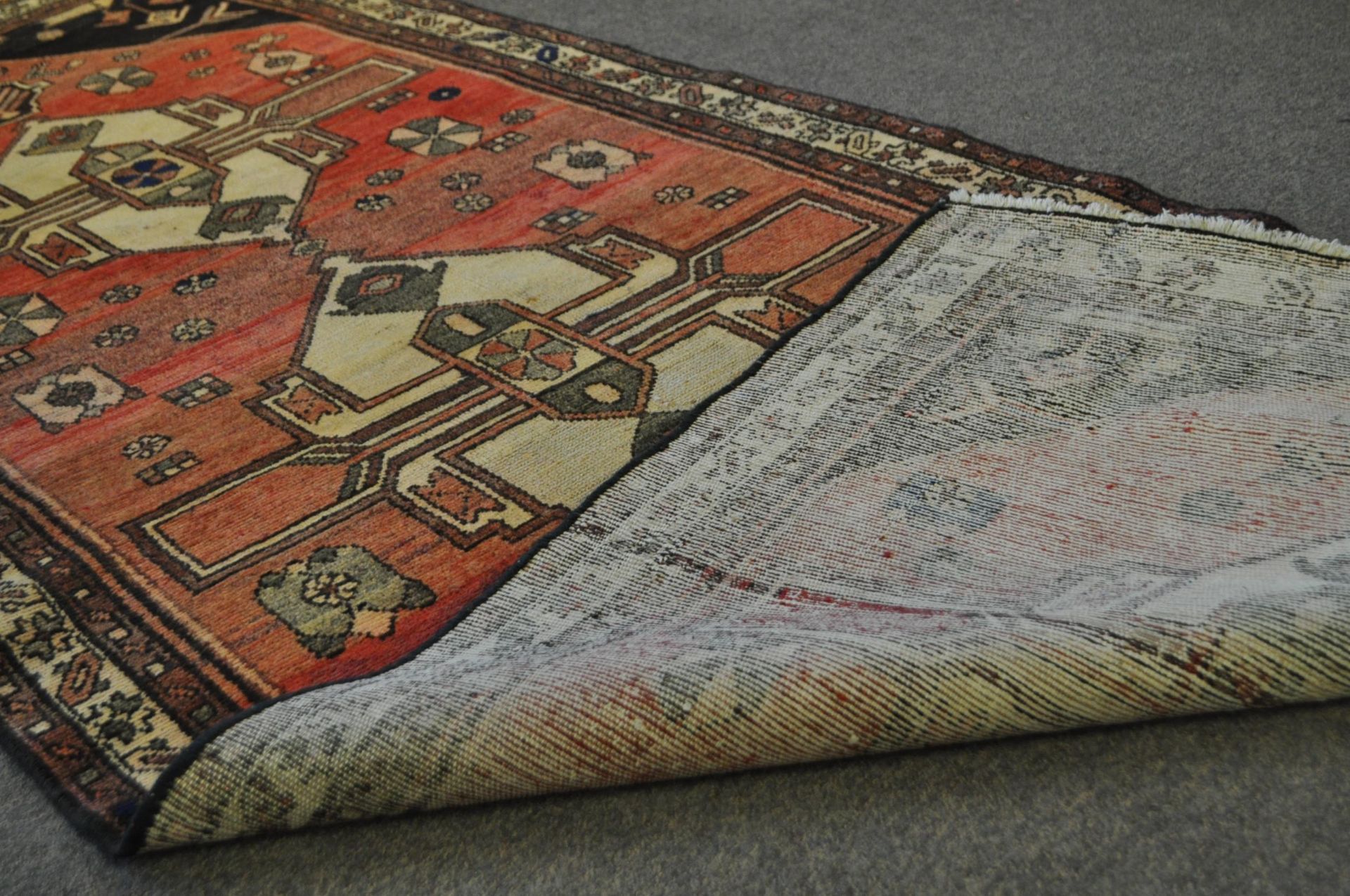 NORTH WEST PERSIAN HERIZ RUNNER RUG - Image 5 of 5