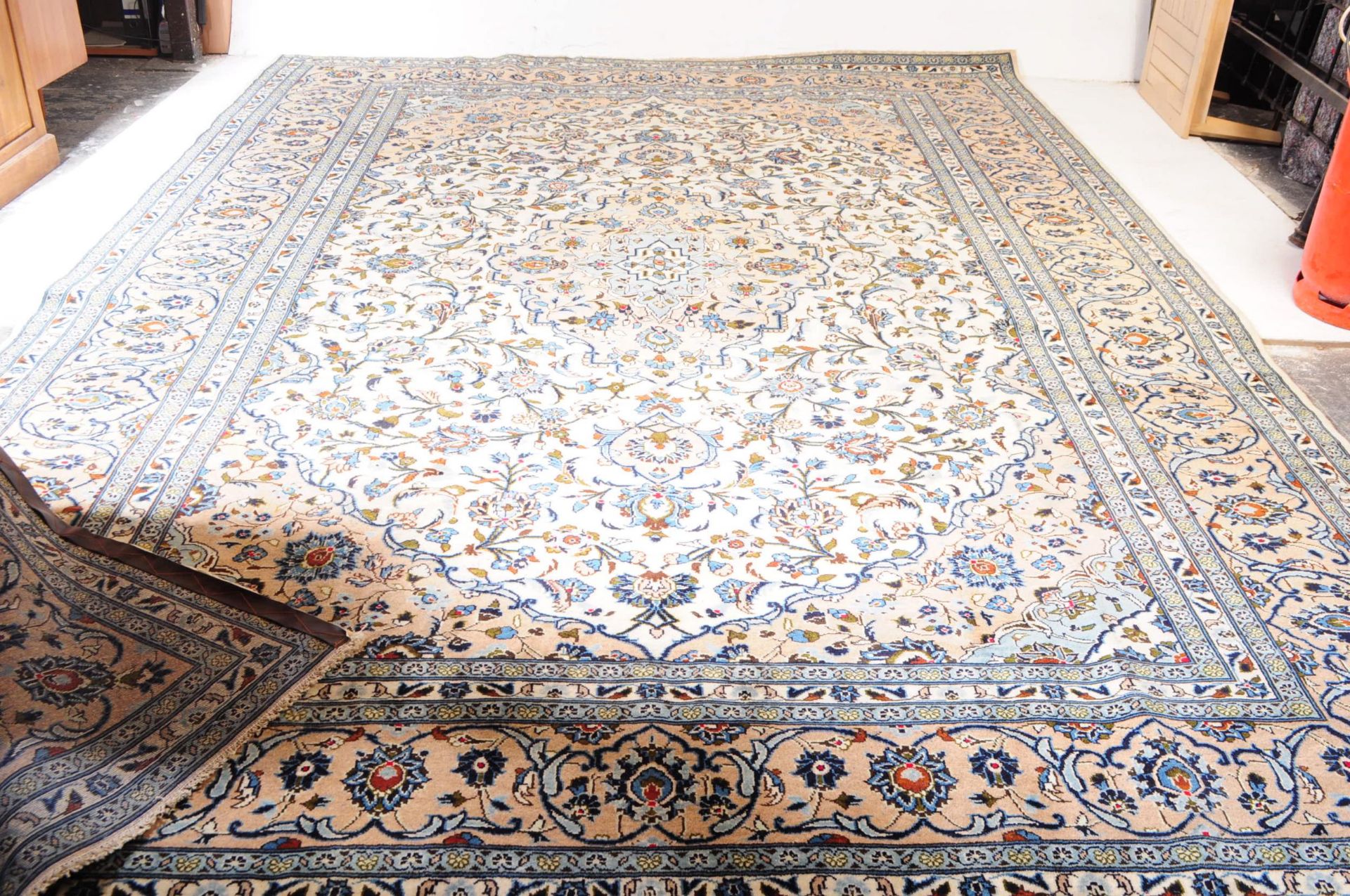 LARGE CENTRAL PERSIAN KASHAN CARPET - Image 2 of 4