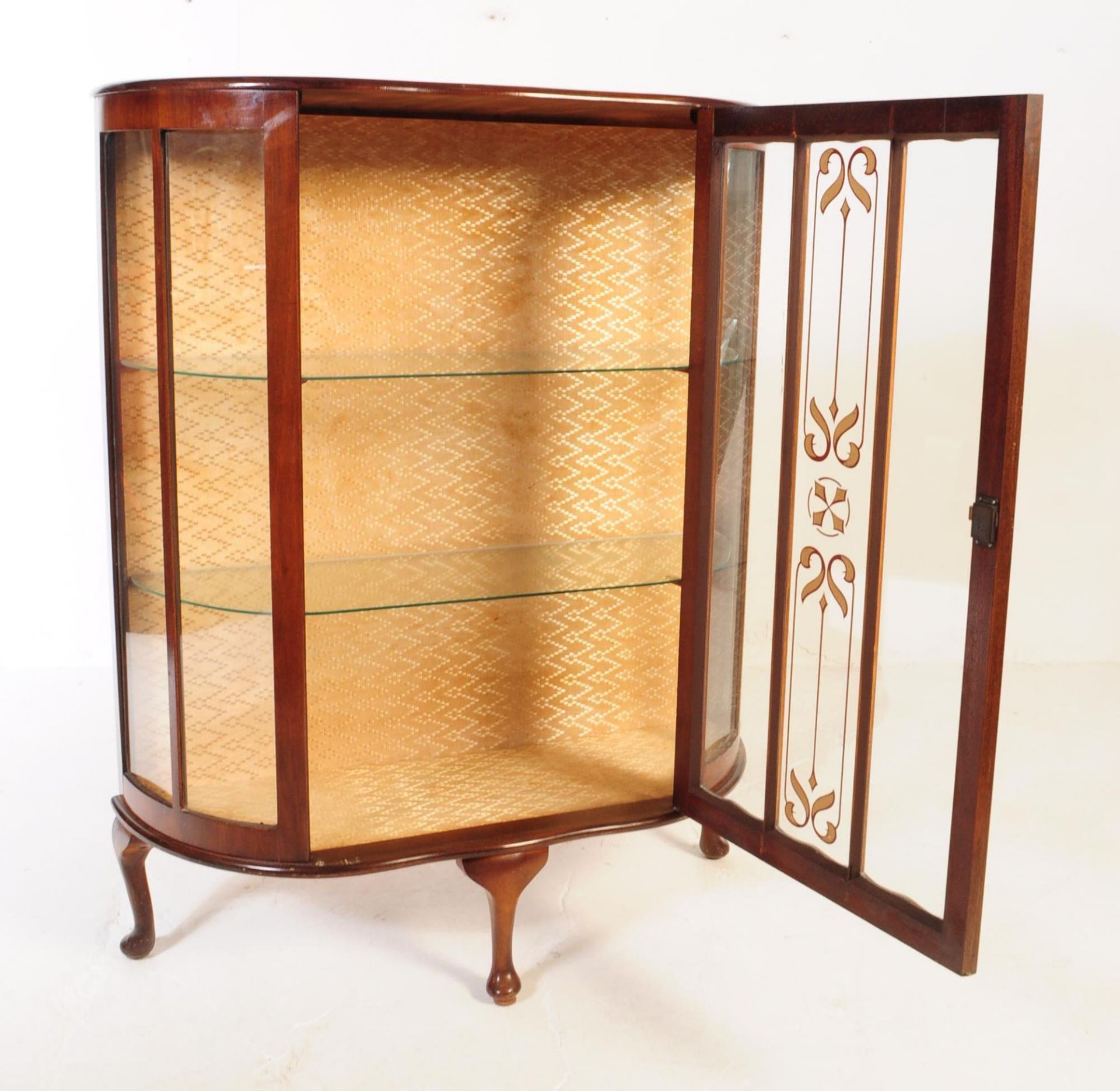 VINTAGE MID 20TH CENTURY WALNUT QUEEN ANNE DISPLAY CABINET - Image 2 of 4