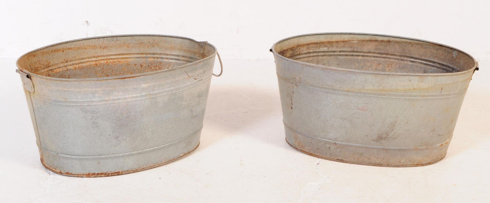 FIVE MID CENTURY GALVANISED BATH PLANTER & WATERING CANS - Image 18 of 22