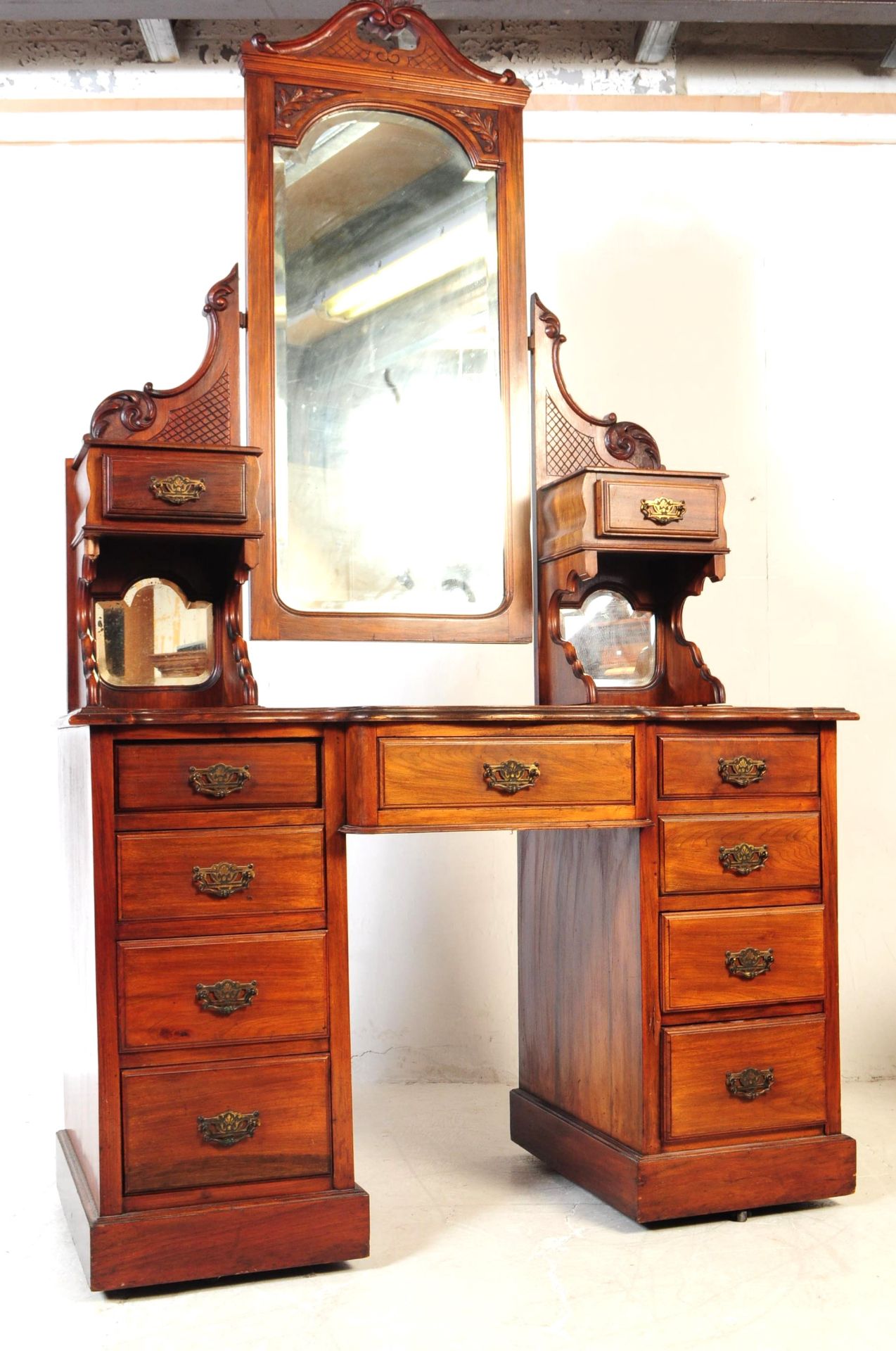 VICTORIAN 19TH CENTURY MAHOGANY DRESSING TABLE