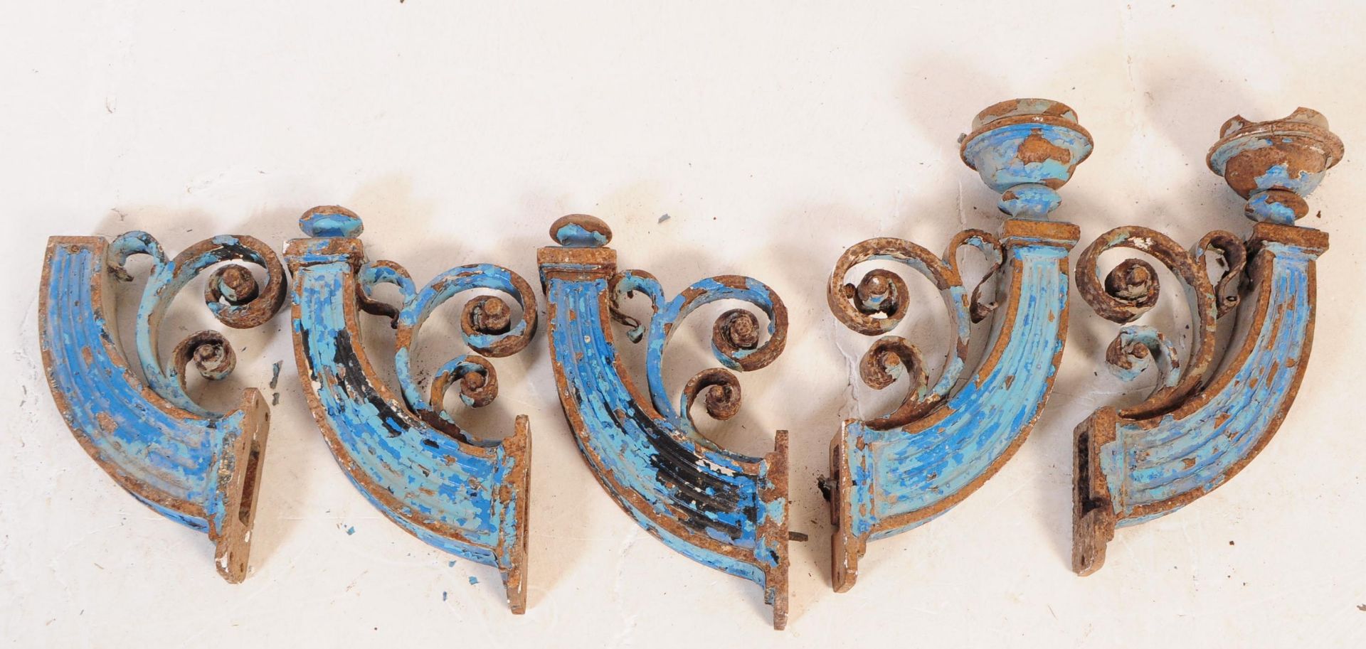 COLLECTION OF FIVE EARLY 20TH CENTURY GAS LAMP BRACKETS - Bild 6 aus 24