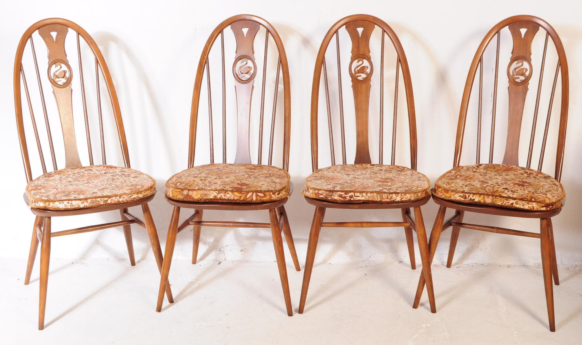 MID 20TH CENTURY ERCOL BEECH AND ELM TABLE AND CHAIRS - Bild 4 aus 8