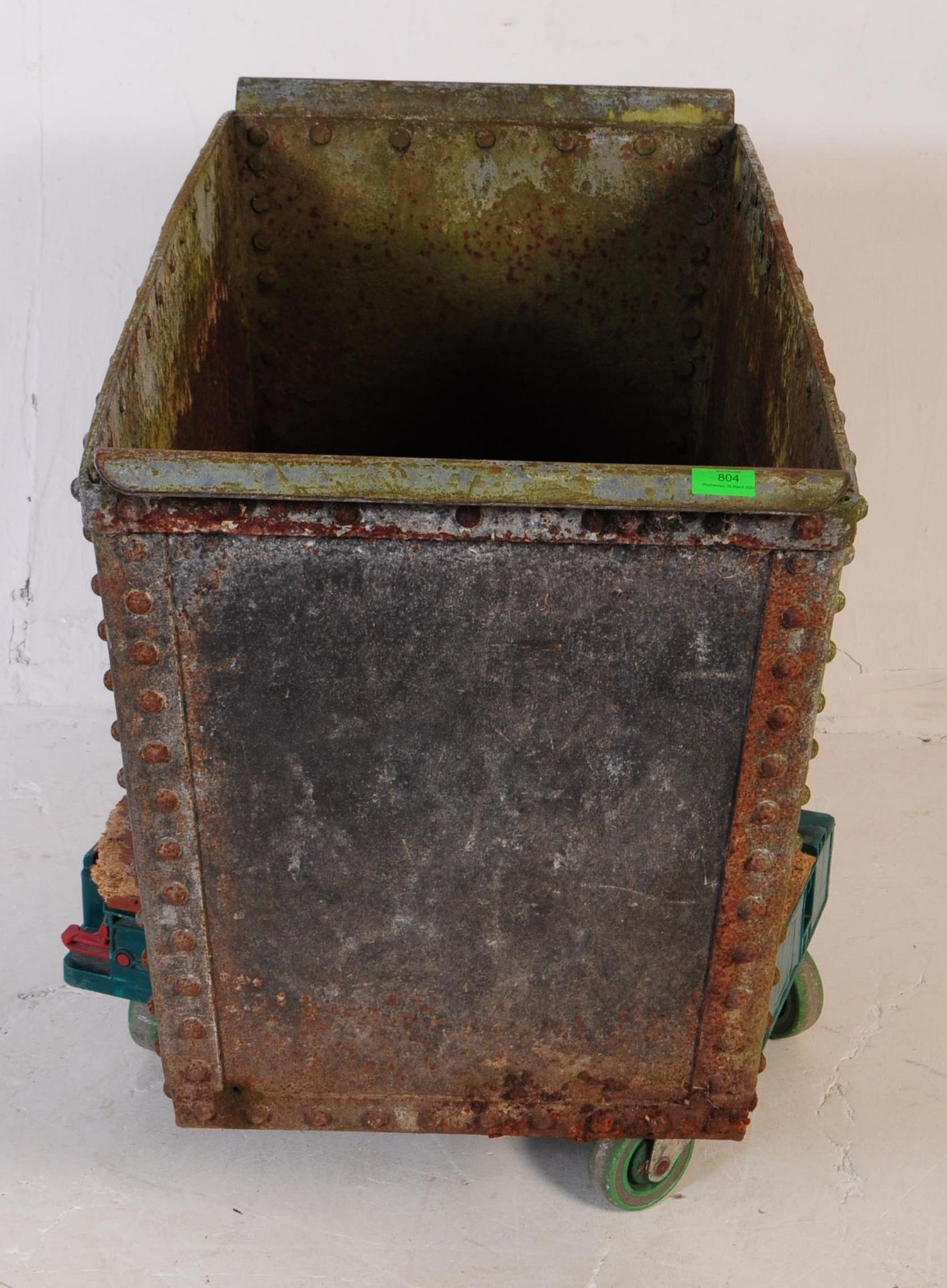 LARGE 19TH CENTURY GALVANISED STEEL QUENCHER TROUGH / PLANTER - Image 3 of 7