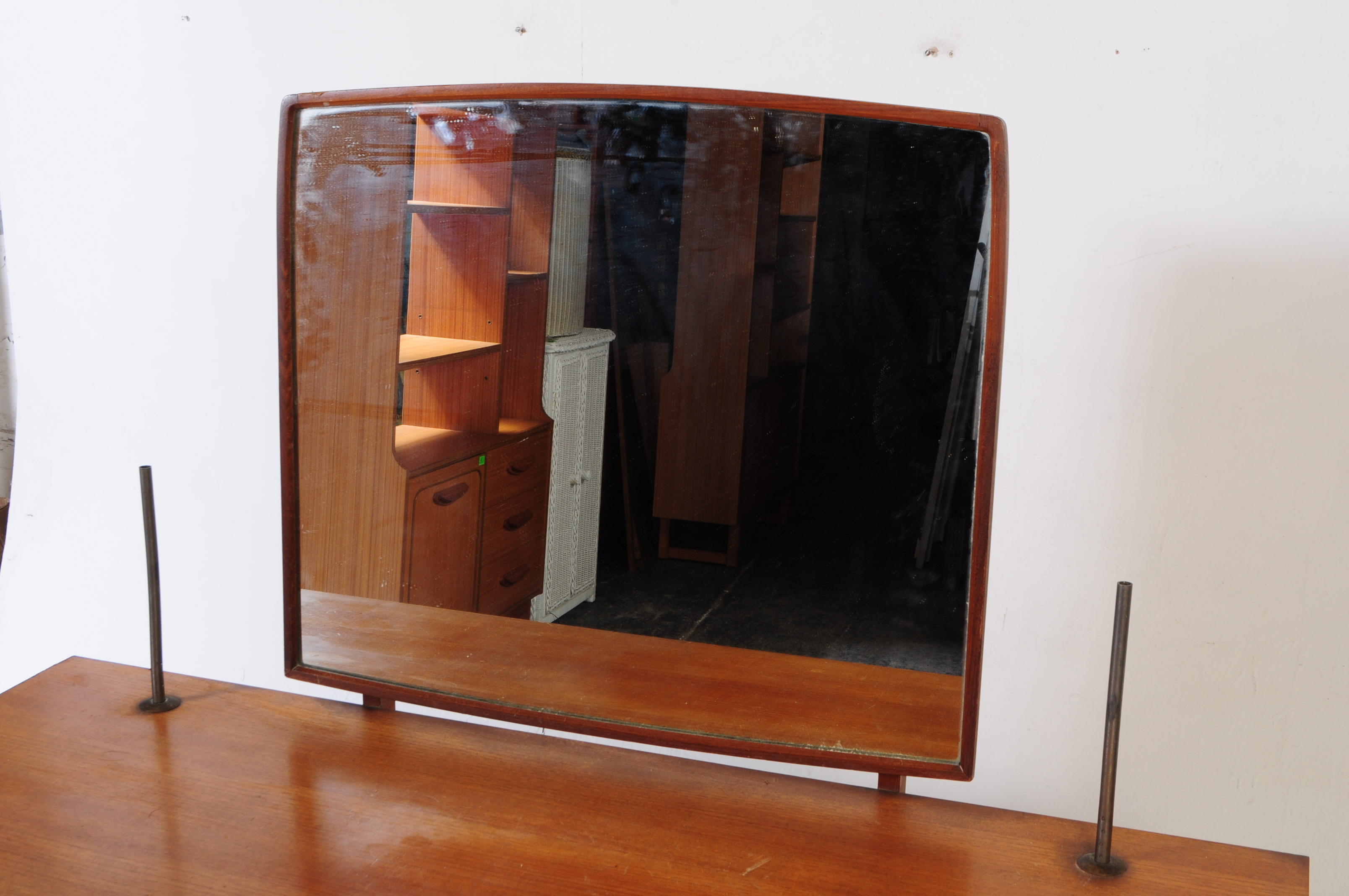 BRITISH MODERN DESIGN - MID 20TH CENTURY TEAK DRESSING TABLE - Image 6 of 9