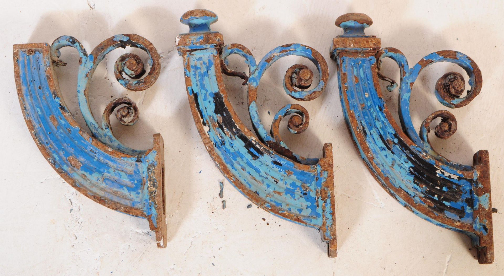 COLLECTION OF FIVE EARLY 20TH CENTURY GAS LAMP BRACKETS - Bild 10 aus 24