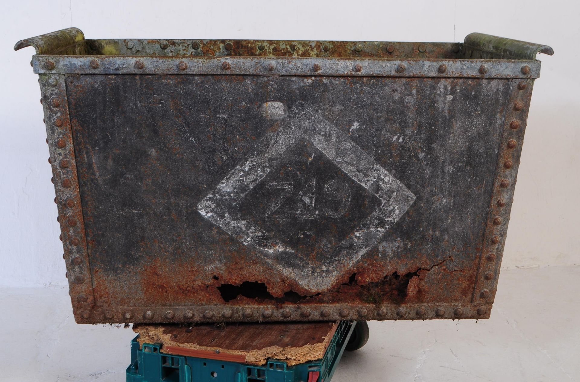 LARGE 19TH CENTURY GALVANISED STEEL QUENCHER TROUGH / PLANTER - Image 6 of 7