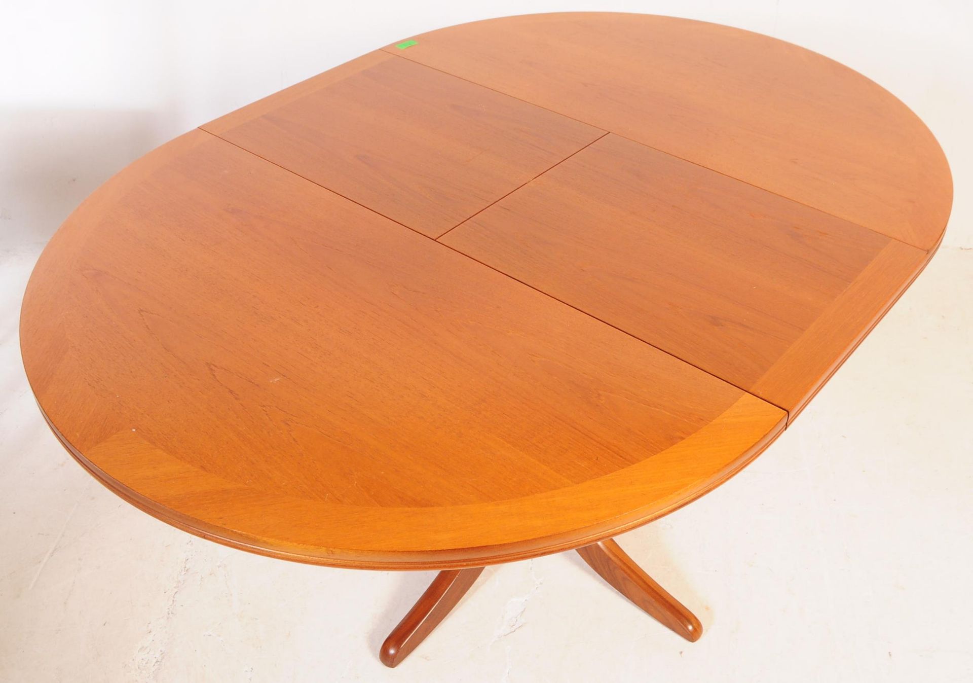 G PLAN / PARKER KNOLL - TEAK DINING TABLE WITH SIX CHAIRS - Bild 7 aus 12