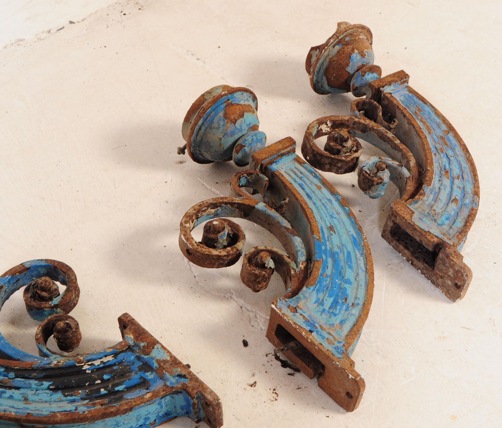 COLLECTION OF FIVE EARLY 20TH CENTURY GAS LAMP BRACKETS - Bild 14 aus 24