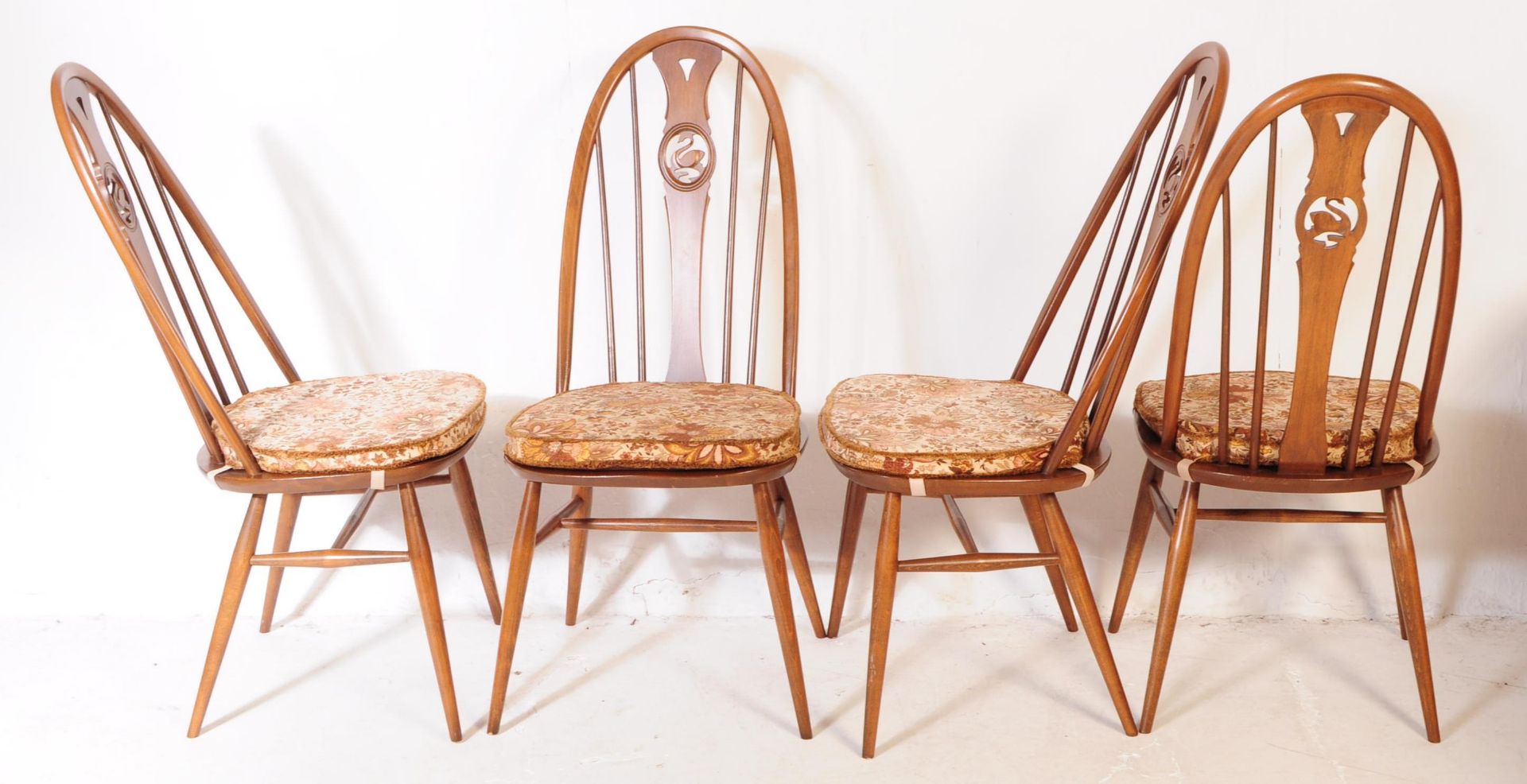 MID 20TH CENTURY ERCOL BEECH AND ELM TABLE AND CHAIRS - Bild 5 aus 8