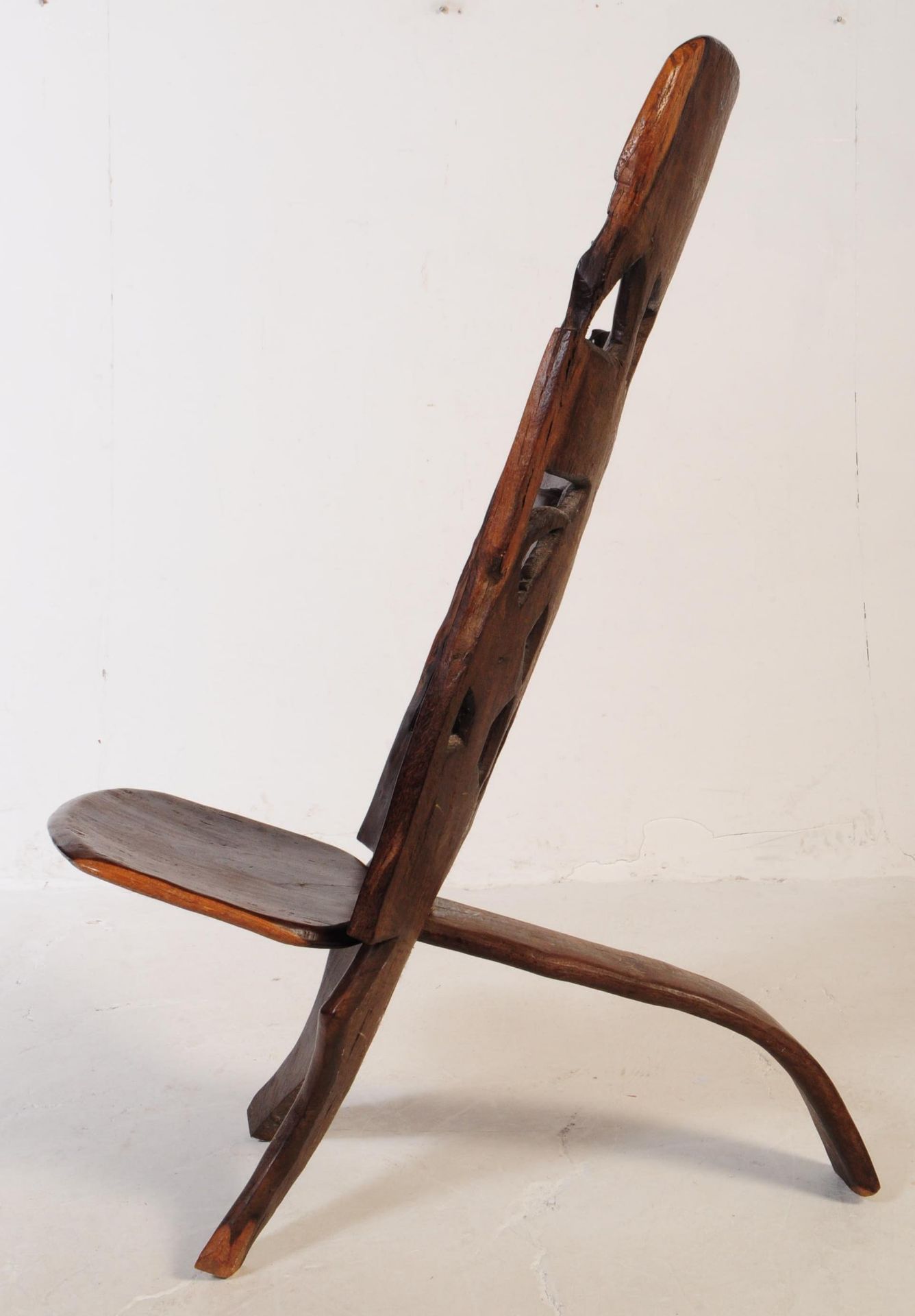 20TH CENTURY HARDWOOD AFRICAN TRIBAL BIRTHING CHAIR - Bild 8 aus 12