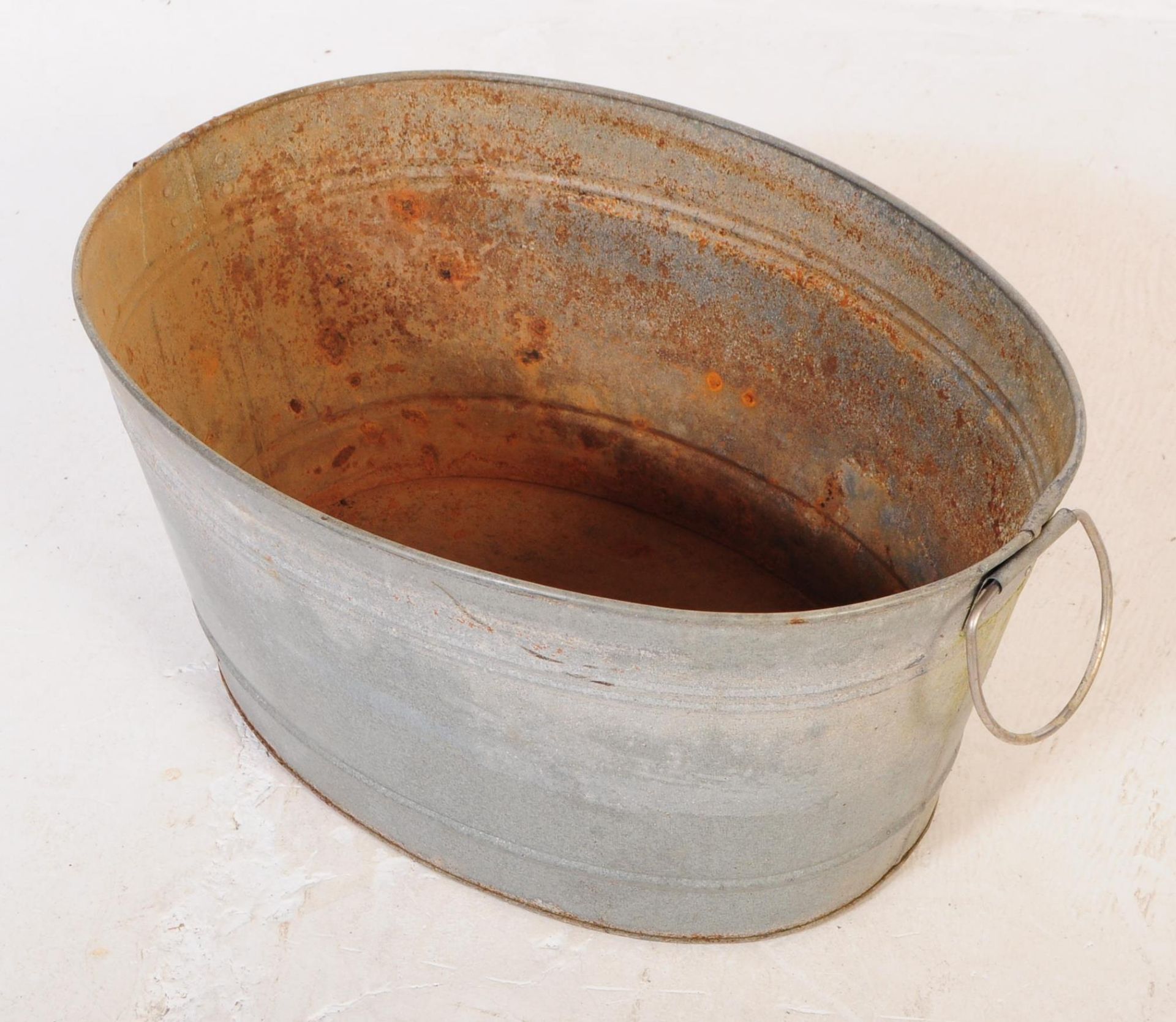 FIVE MID CENTURY GALVANISED BATH PLANTER & WATERING CANS - Image 20 of 22
