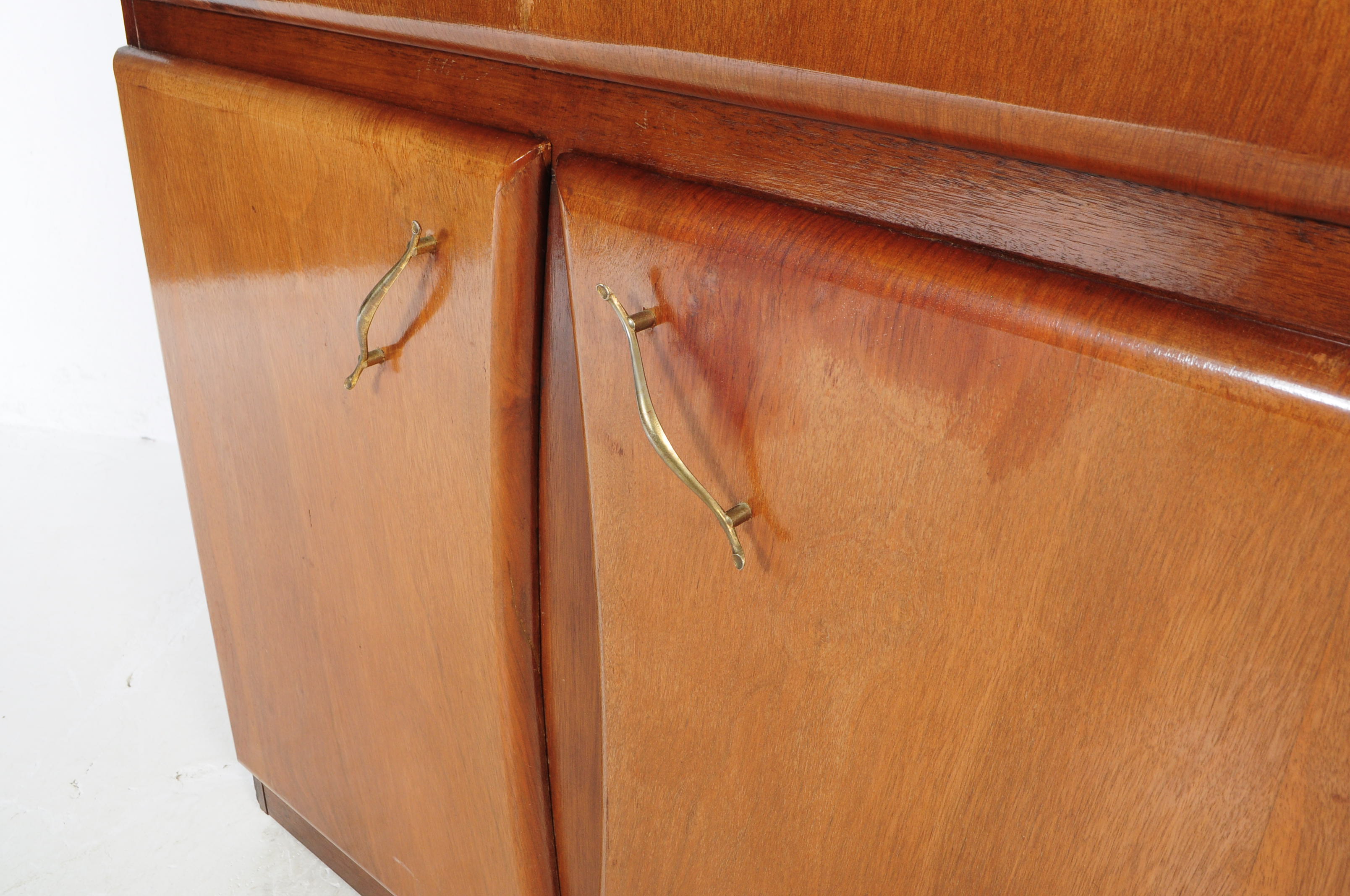 MID 20TH CENTURY WALNUT VENEER COCKTAIL CABINET - Image 18 of 24