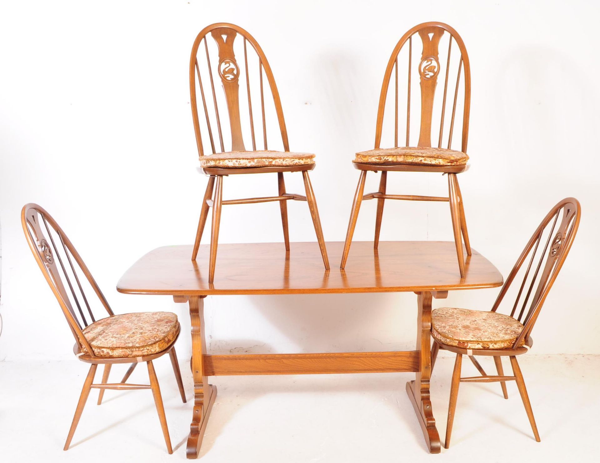 MID 20TH CENTURY ERCOL BEECH AND ELM TABLE AND CHAIRS - Bild 2 aus 8