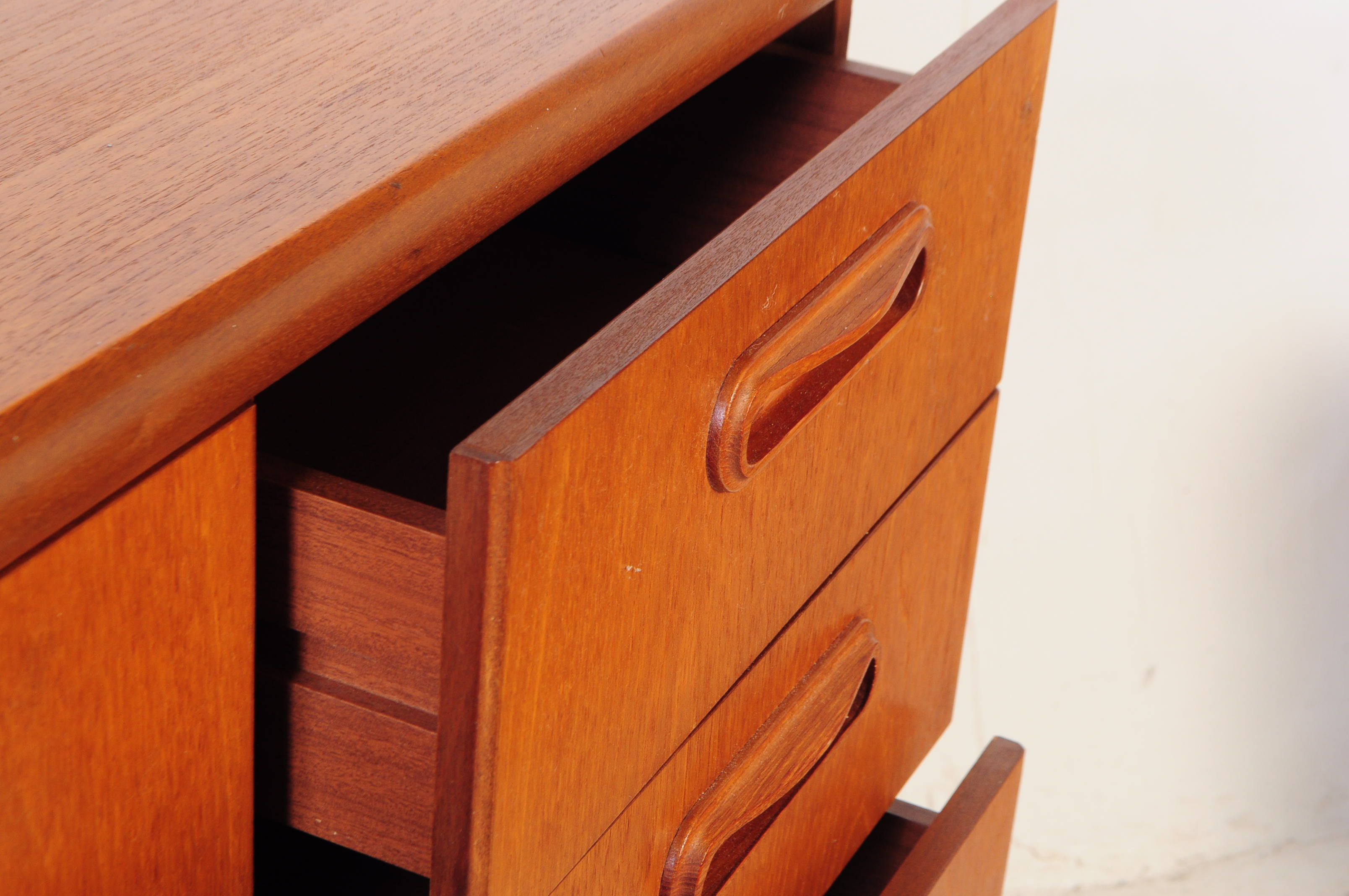 BRITISH MODERN DESIGN - TEAK CHEST OF DRAWERS - Image 7 of 7