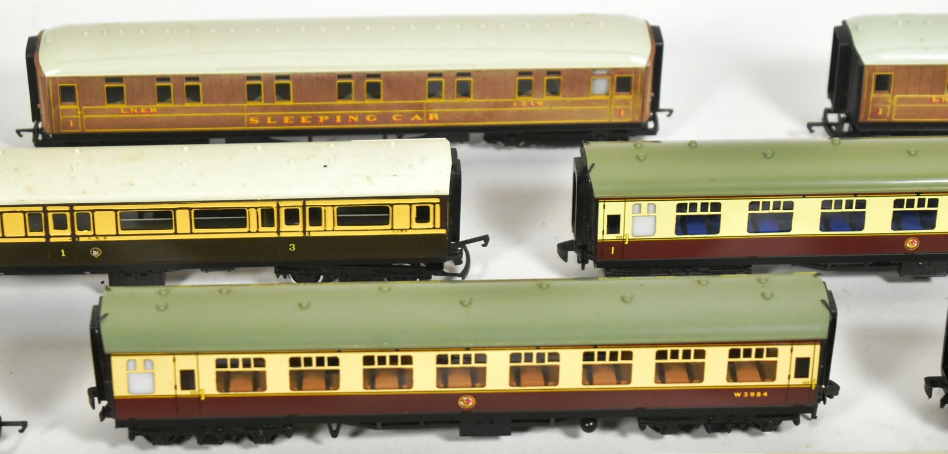 MODEL RAILWAY - COLLECTION OF OO GAUGE COACHES - Image 3 of 6