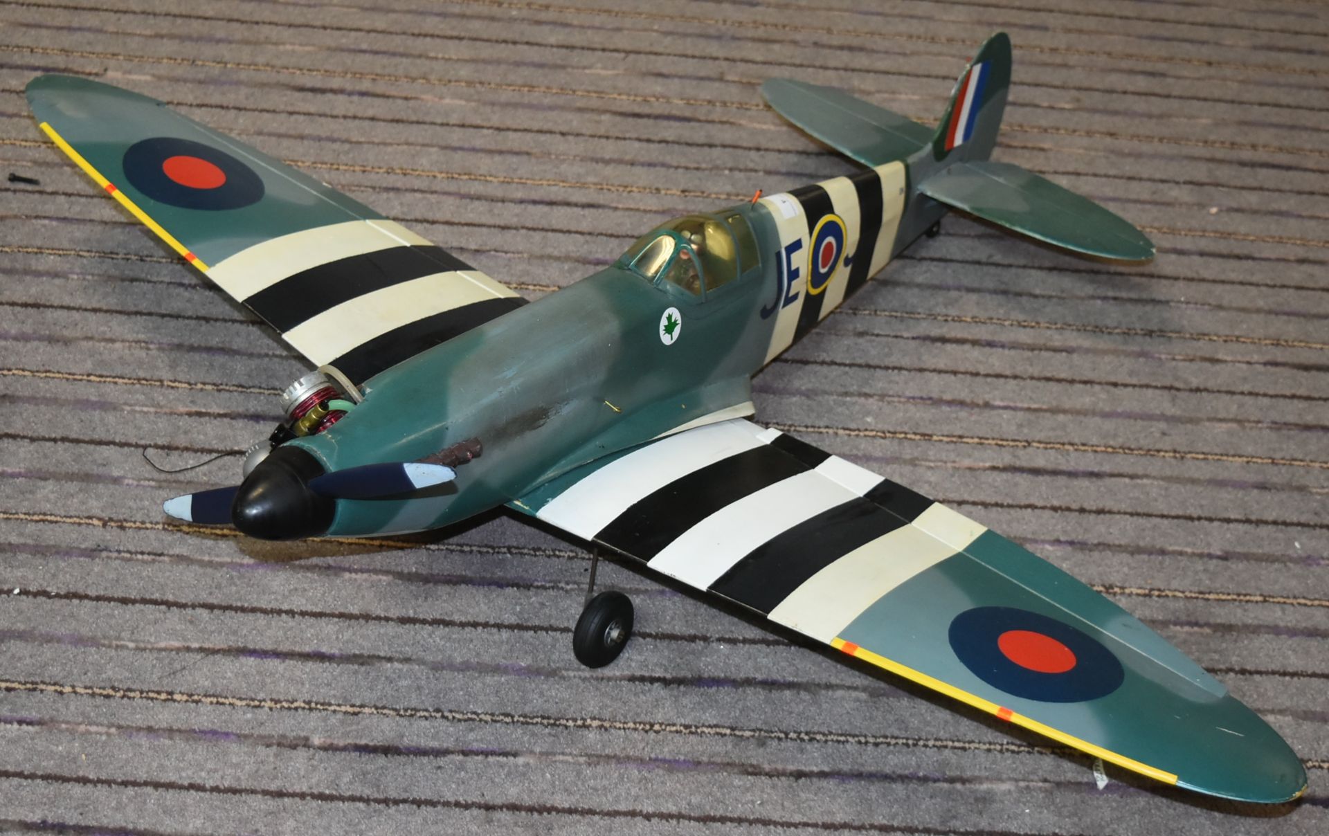 SUPERMARINE SPITFIRE - RC MODEL PLANE