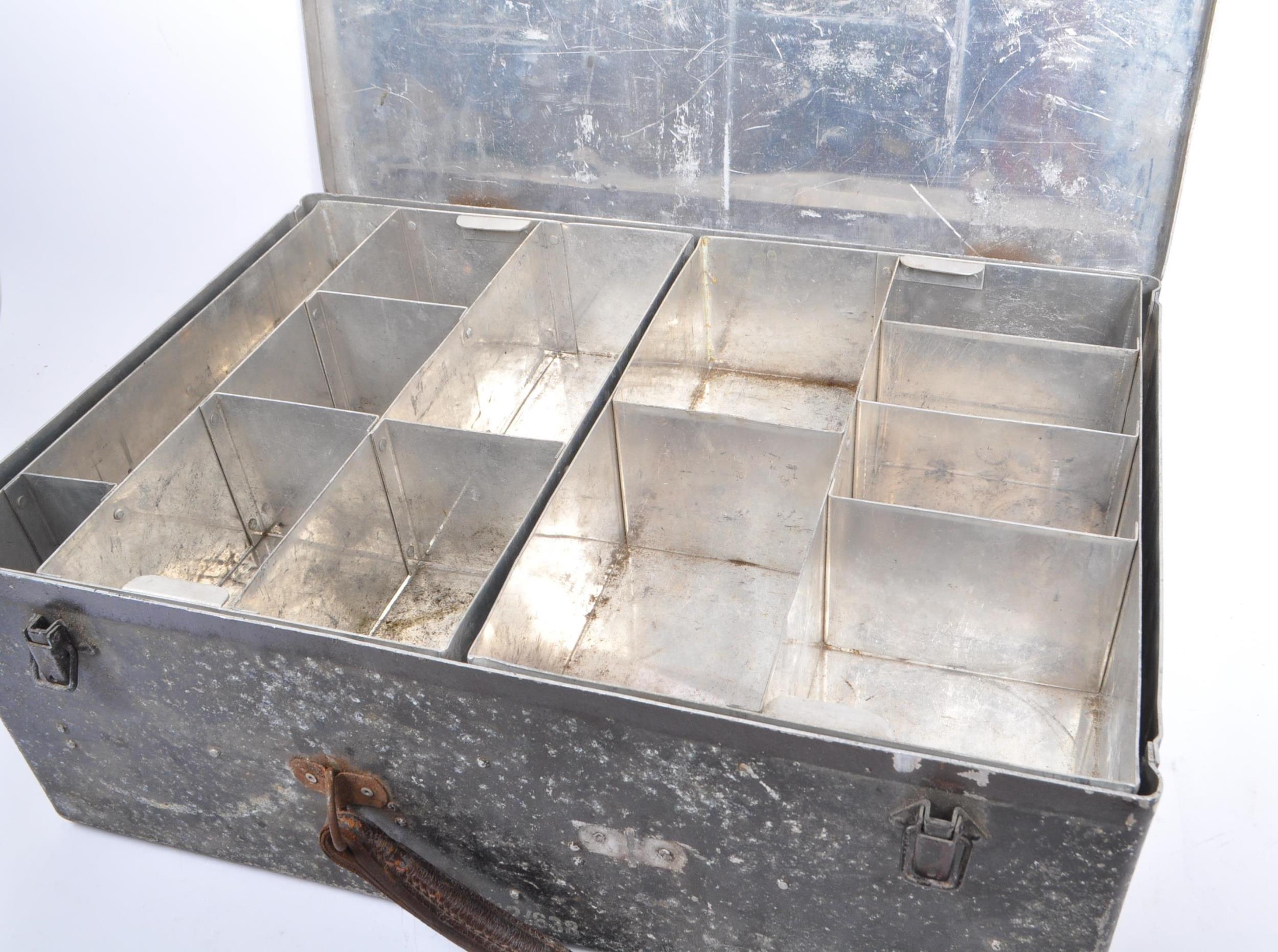 VINTAGE 1970S HEAVY DUTY ALUMINIUM STORAGE CHEST BOX TRUNK - Image 4 of 6