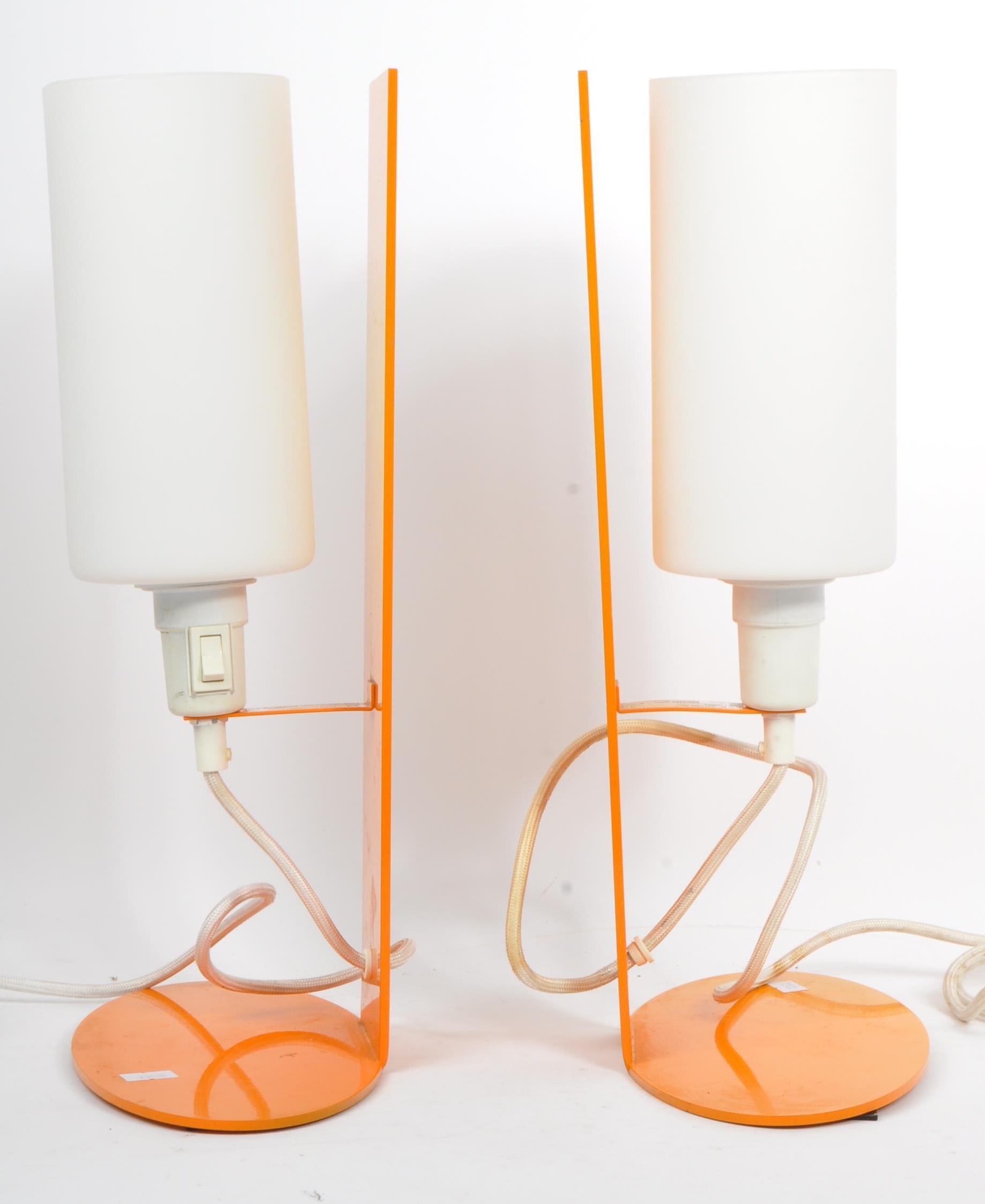 PAIR OF CONTEMPORARY ORANGE RETRO STYLE TABLE LAMPS - Image 3 of 7