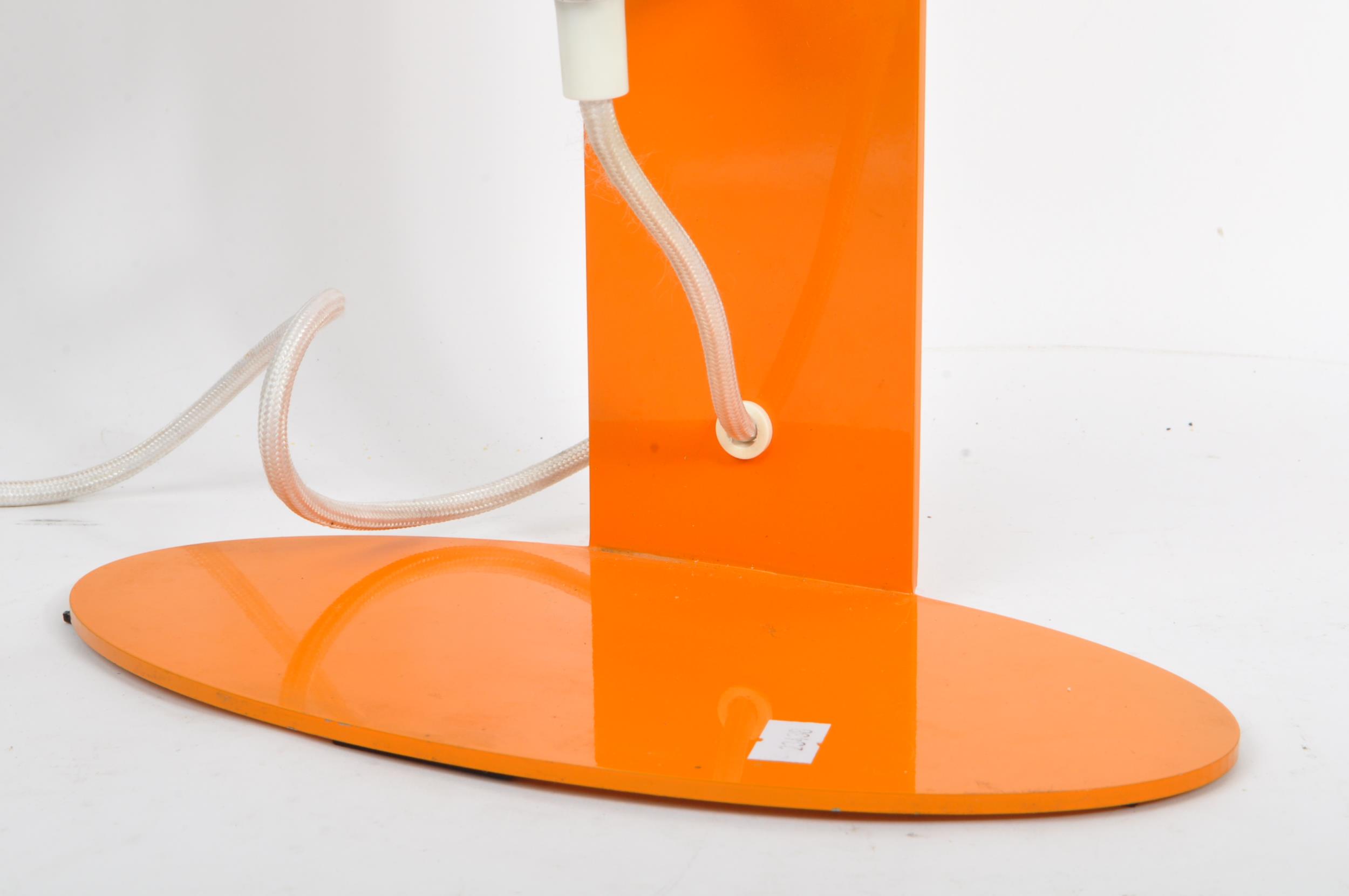 PAIR OF CONTEMPORARY ORANGE RETRO STYLE TABLE LAMPS - Image 7 of 7