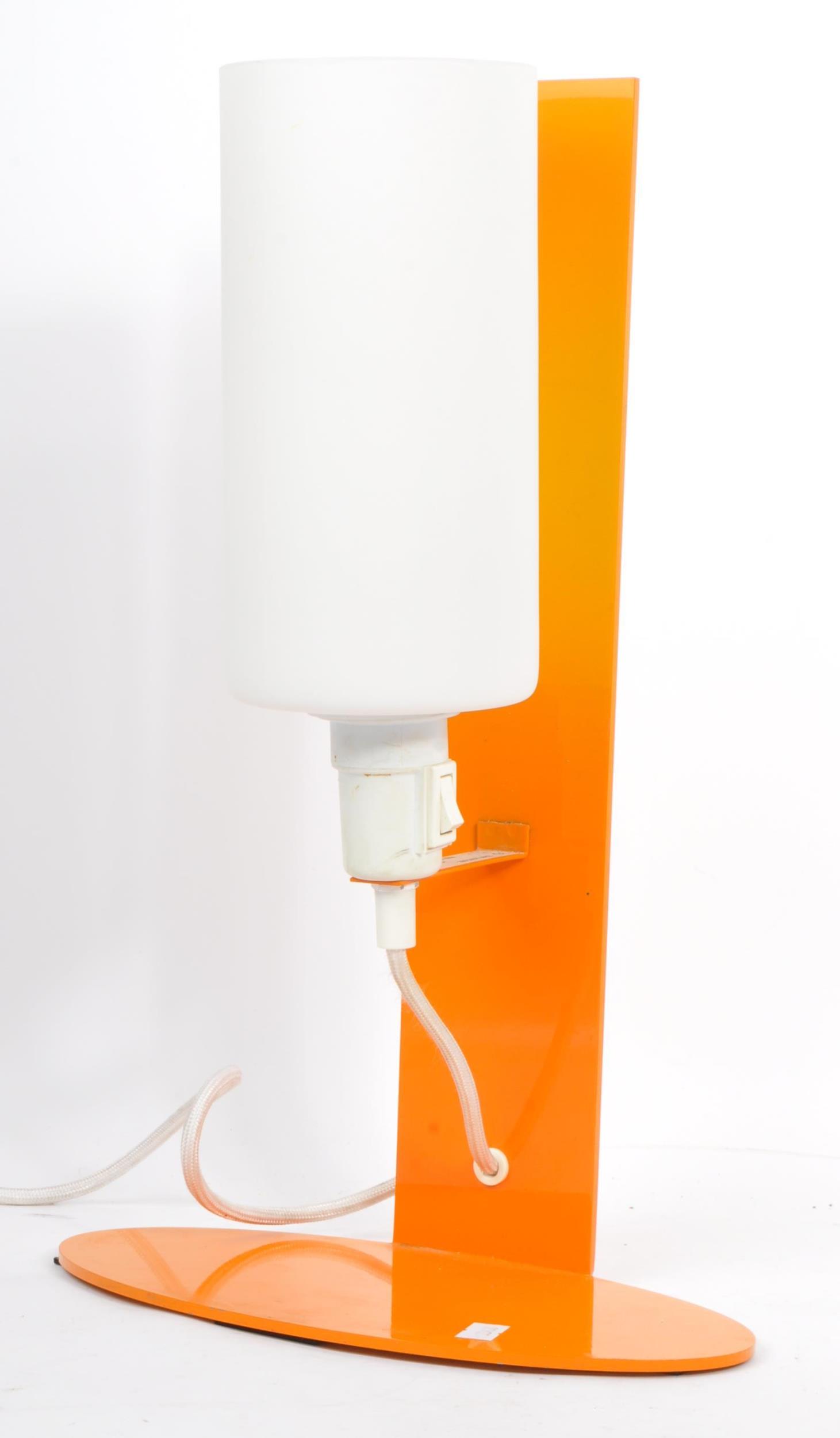 PAIR OF CONTEMPORARY ORANGE RETRO STYLE TABLE LAMPS - Image 5 of 7