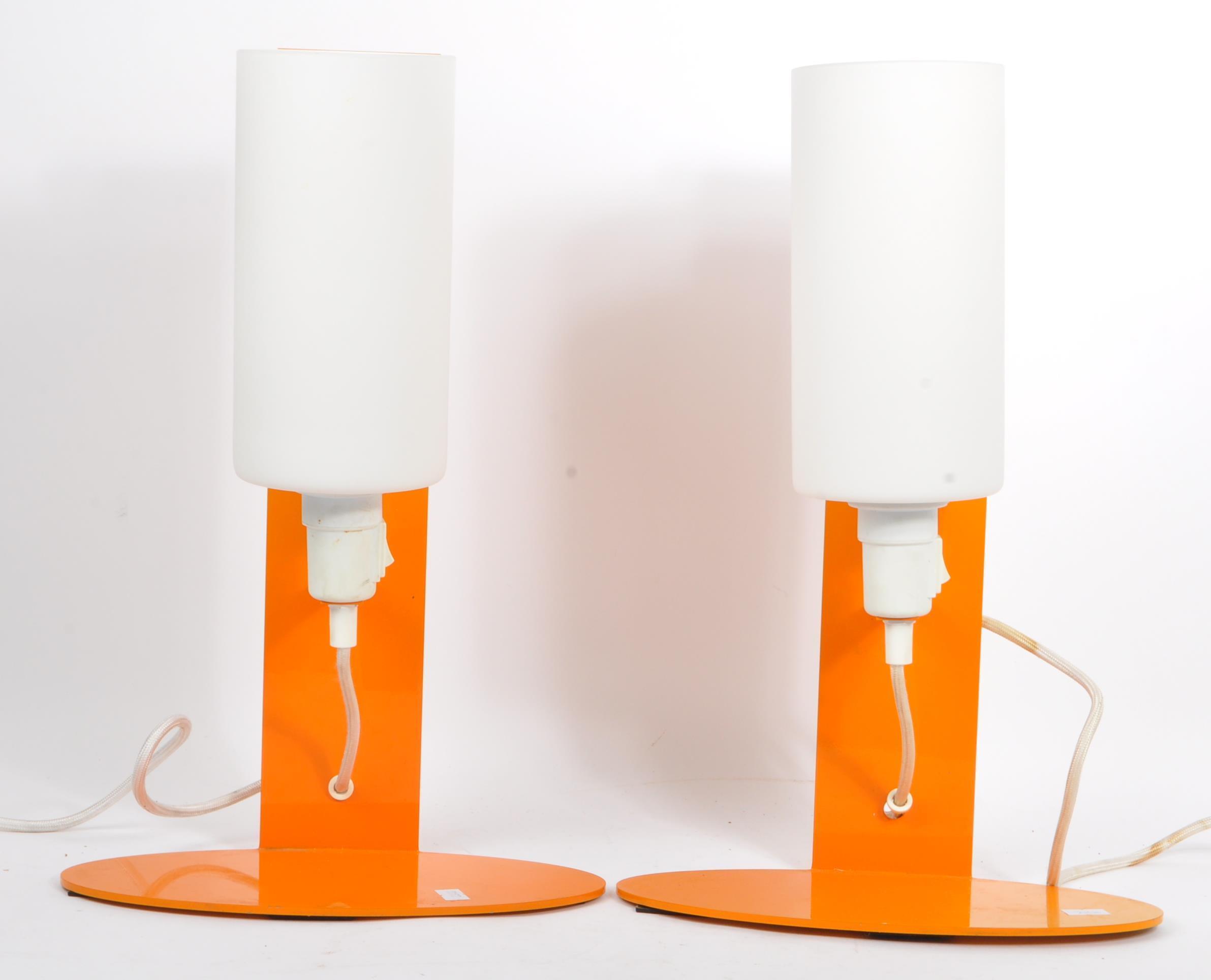 PAIR OF CONTEMPORARY ORANGE RETRO STYLE TABLE LAMPS - Image 2 of 7