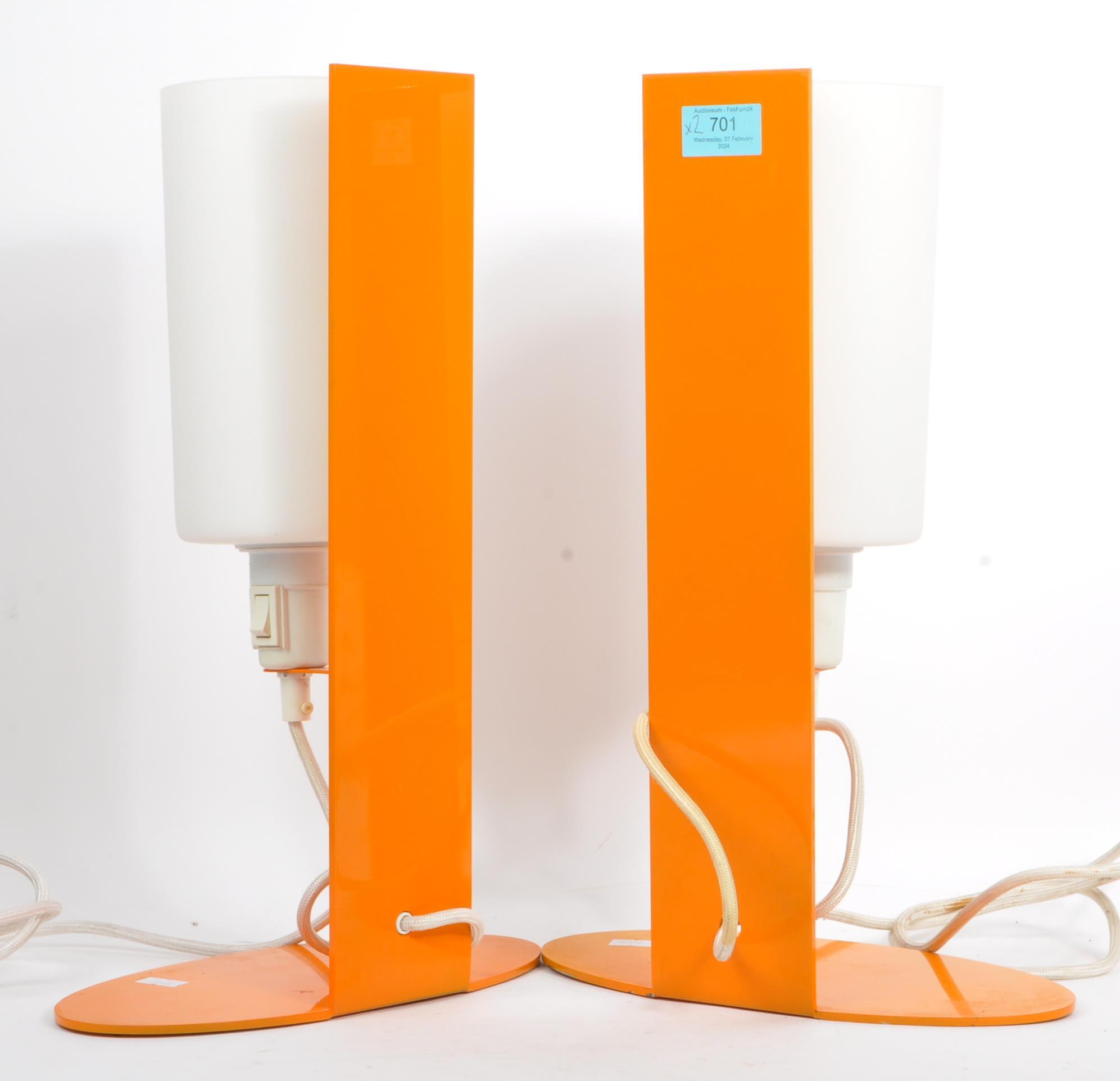 PAIR OF CONTEMPORARY ORANGE RETRO STYLE TABLE LAMPS - Image 4 of 7