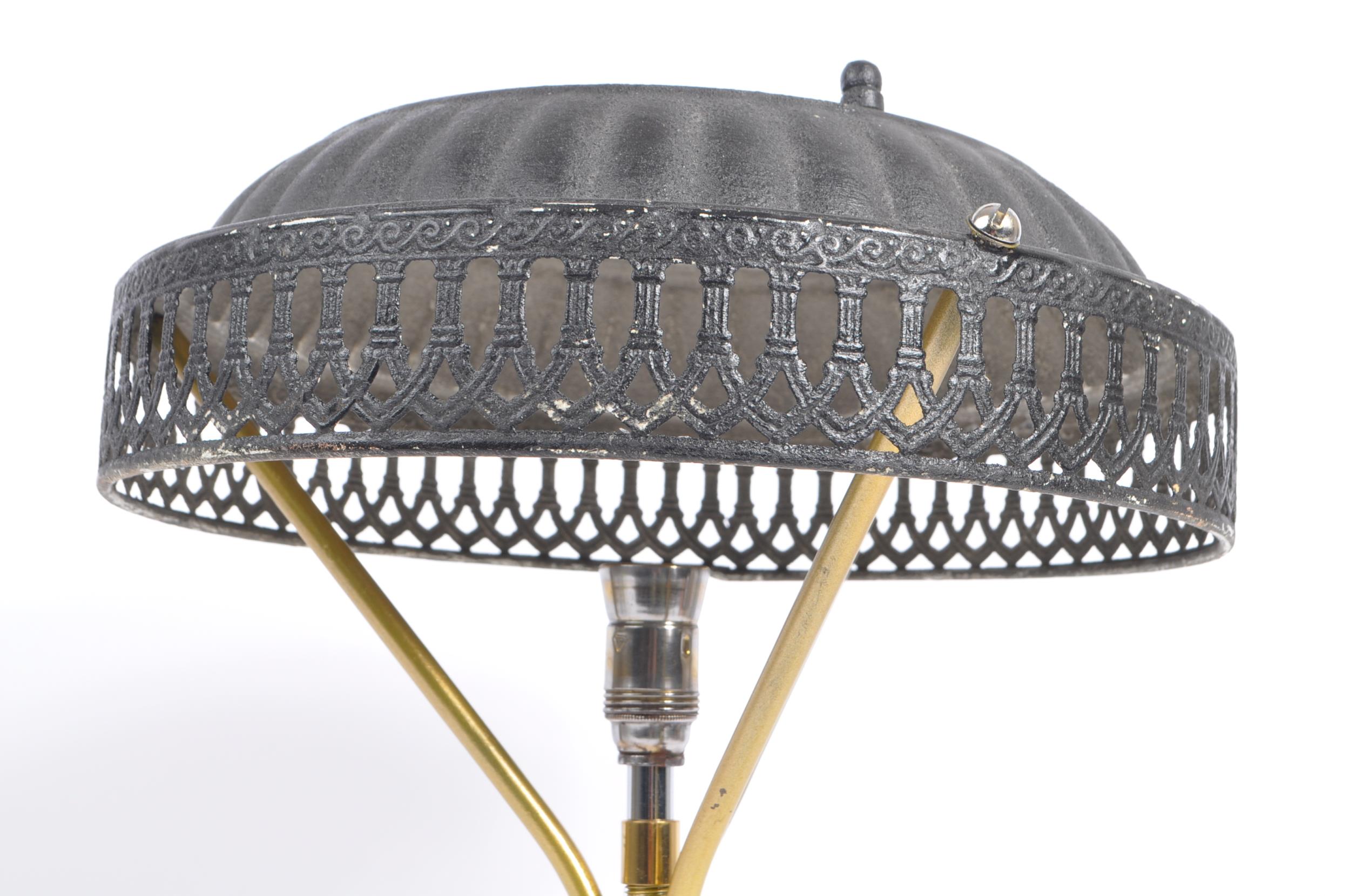 LATER 20TH CENTURY BRASS TRIPOD TABLE LAMP - Image 4 of 5