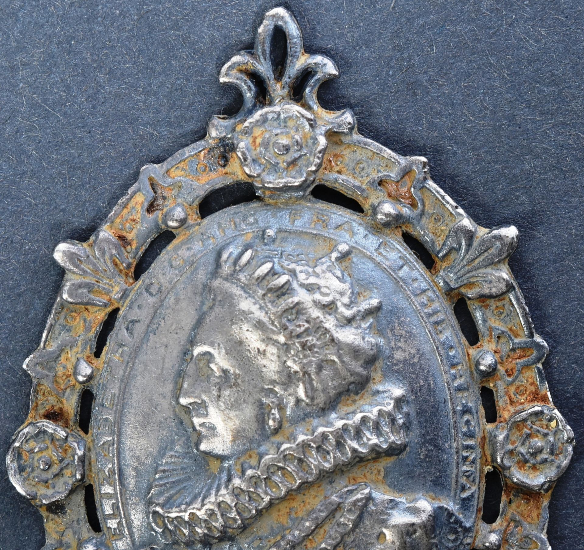 ELIZABETH I ROYALIST SUPPORTERS BADGE - Image 2 of 3