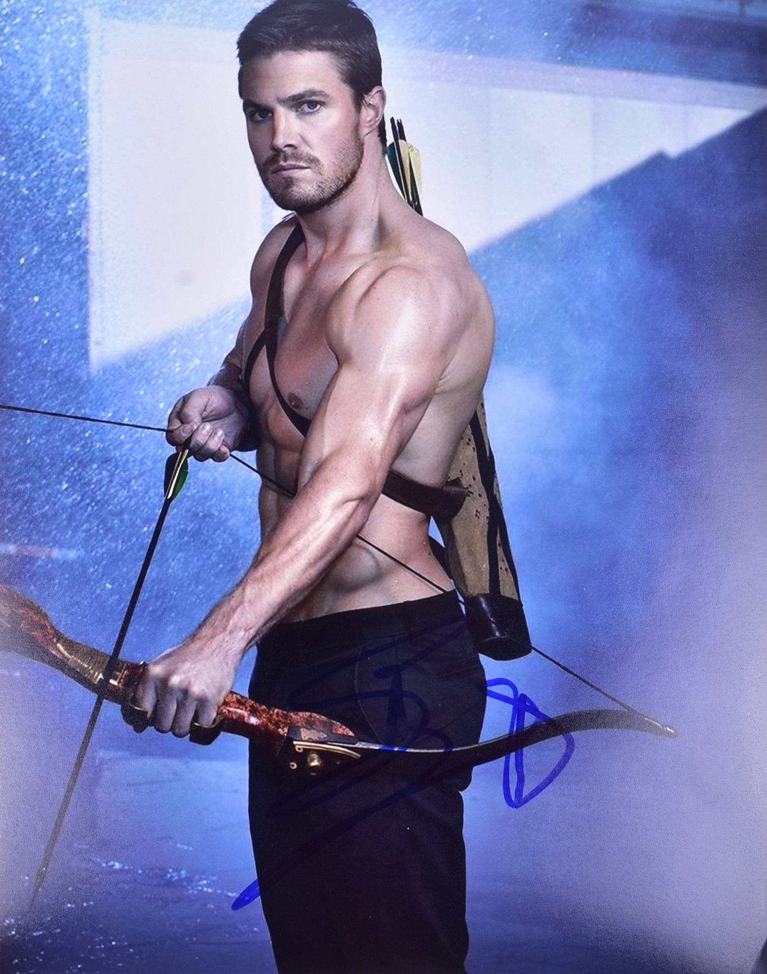 STEPHEN AMELL - ARROW - AUTOGRAPHED 8X10" PHOTO - AFTAL