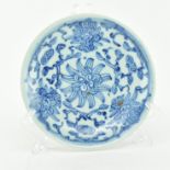 A CHINESE 18TH CENTURY QING DYNASTY BLUE & WHITE SAUCER