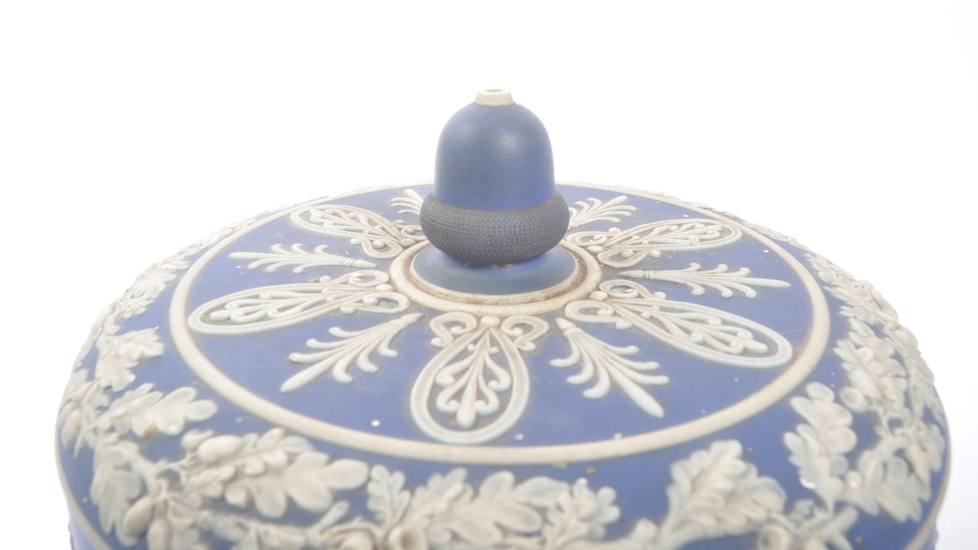 MANNER OF WEDGWOOD JASPERWARE - LIDDED CAKE STAND - Image 6 of 6