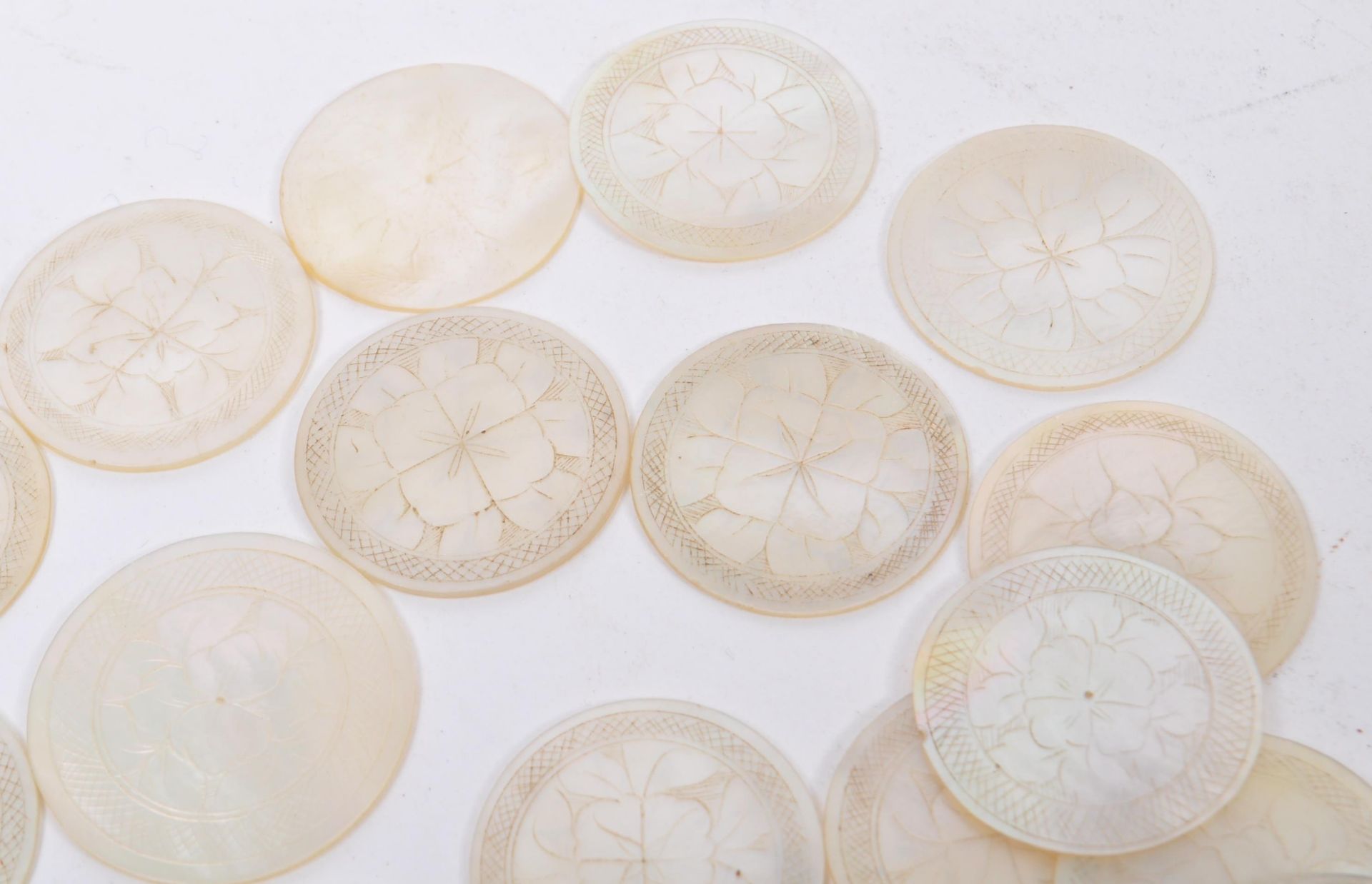 LARGE COLLECTION OF CHINESE MOTHER OF PEARL TOKENS - Bild 6 aus 10