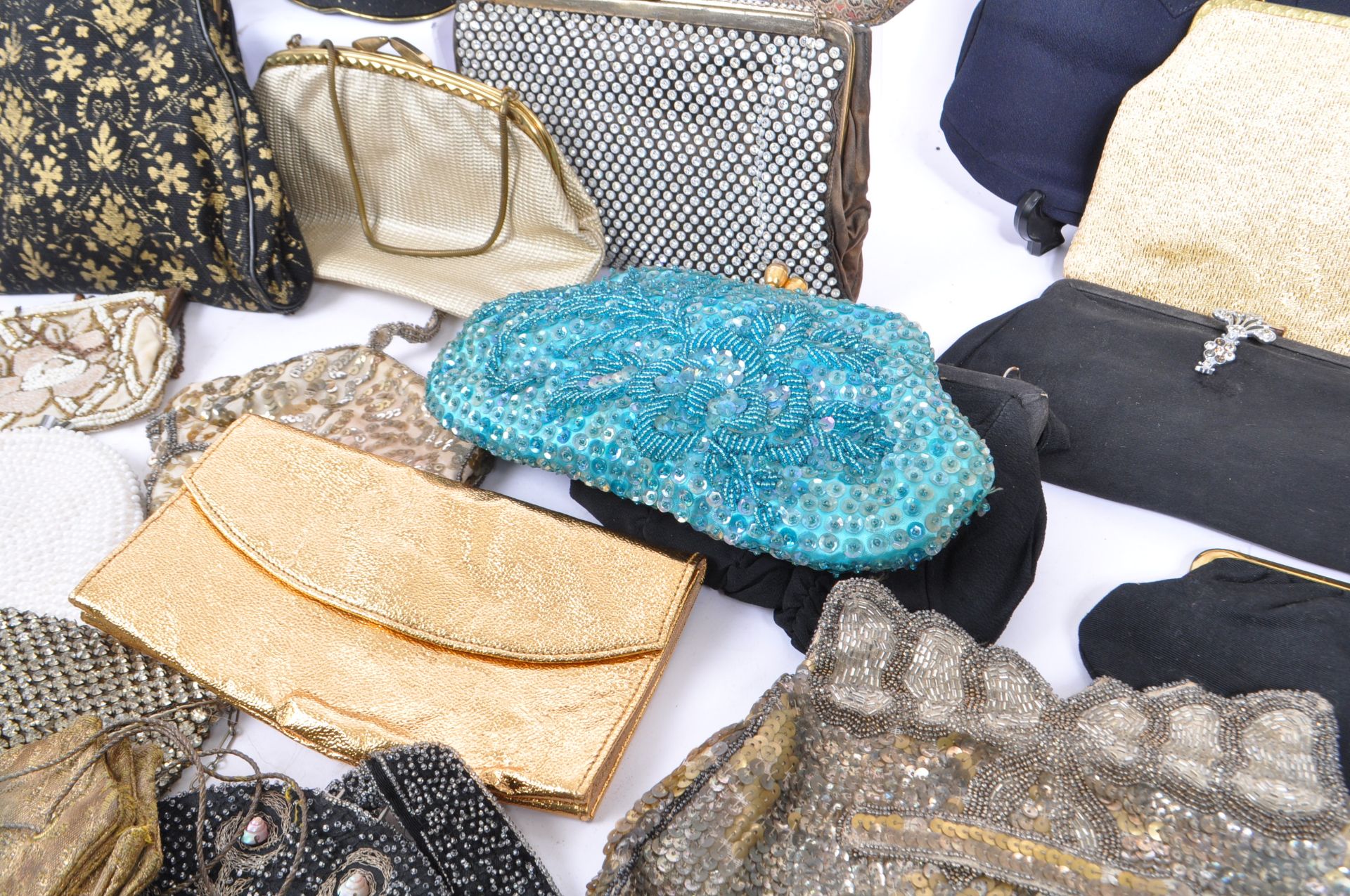 COLLECTION OF VINTAGE 1930S FASHION HANDBAGS AND PURSES - Image 7 of 16