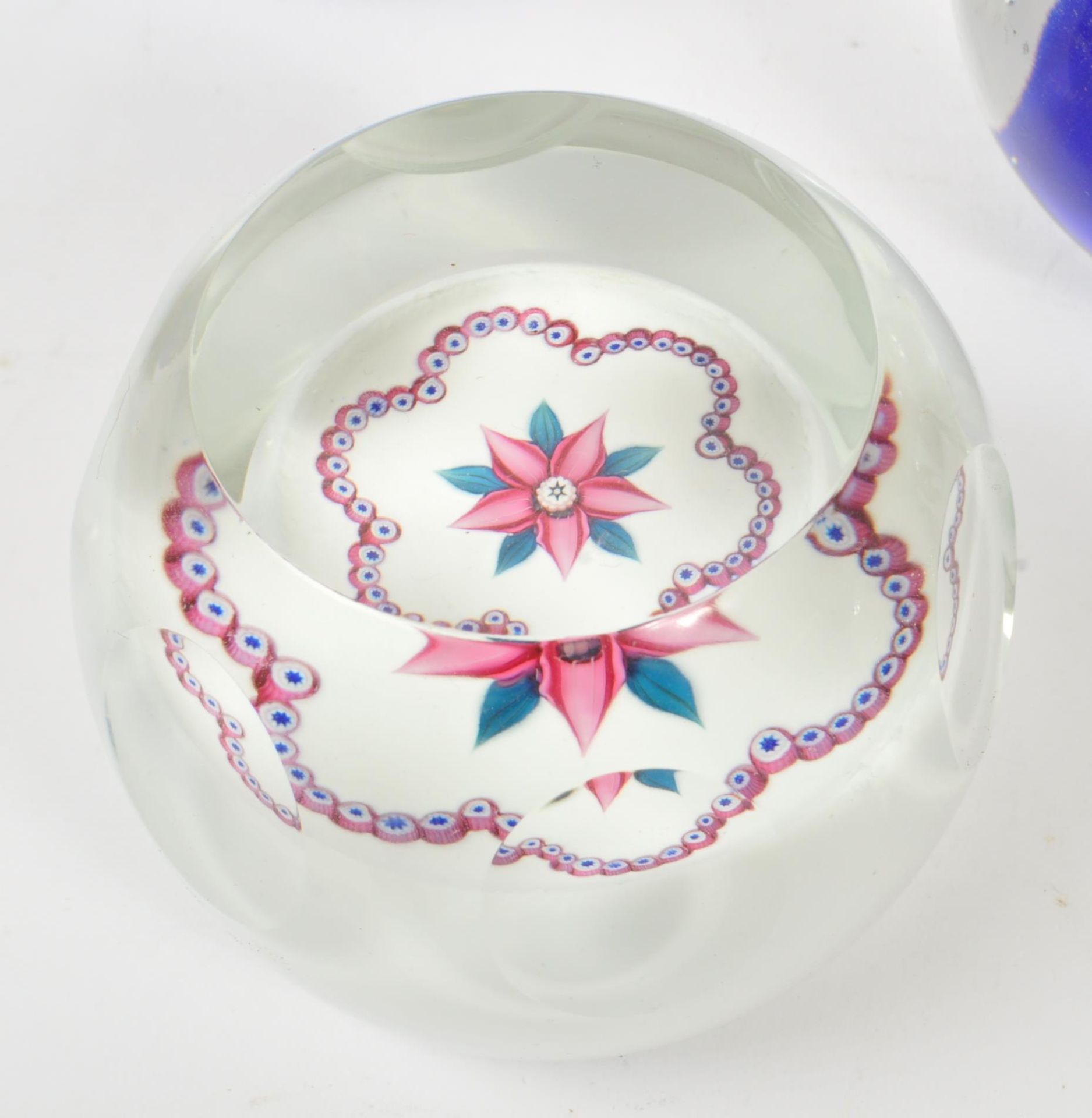 COLLECTION OF VINTAGE STUDIO ART GLASS PAPERWEIGHTS - Image 8 of 9