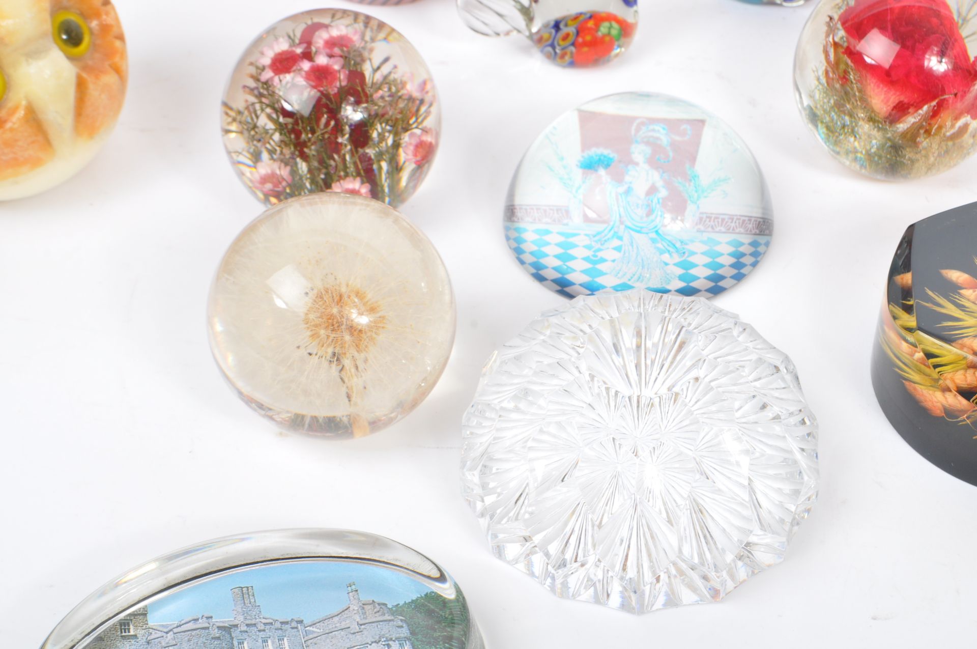 COLLECTION OF VINTAGE STUDIO ART GLASS & RESIN PAPERWEIGHTS - Bild 3 aus 10