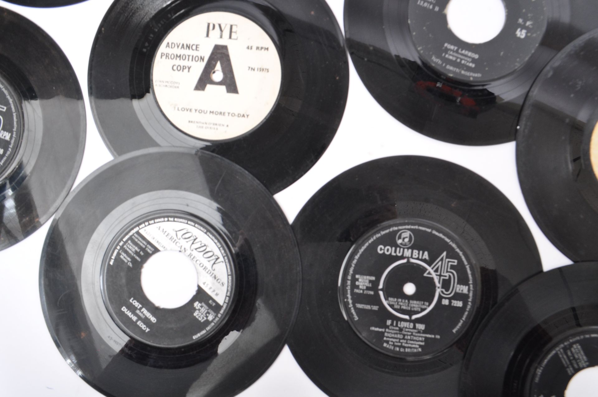 COLLECTION OF LATER 20TH CENTURY 45 RPM VINYL SINGLE RECORDS - Image 4 of 10