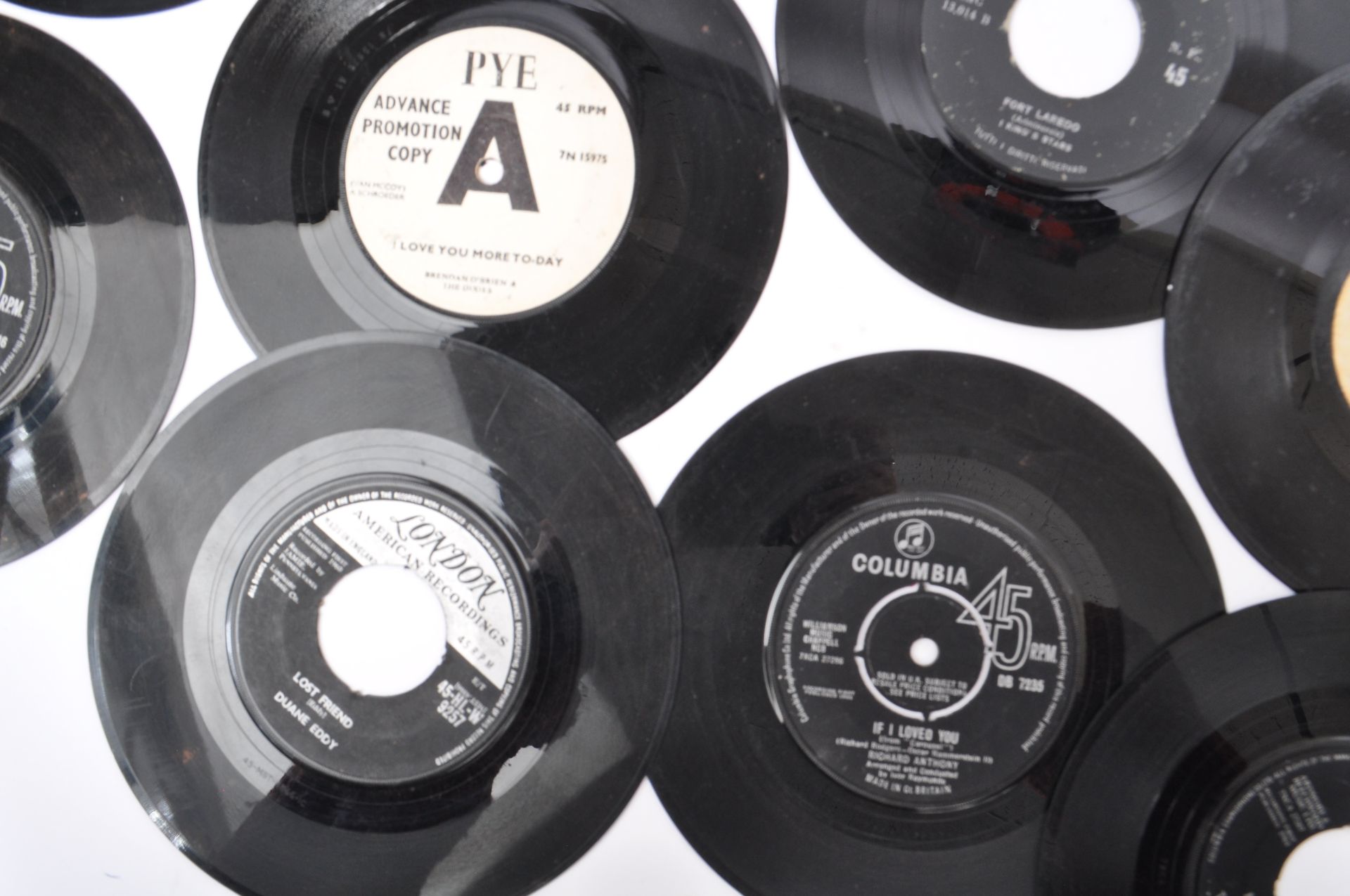 COLLECTION OF LATER 20TH CENTURY 45 RPM VINYL SINGLE RECORDS - Bild 4 aus 10