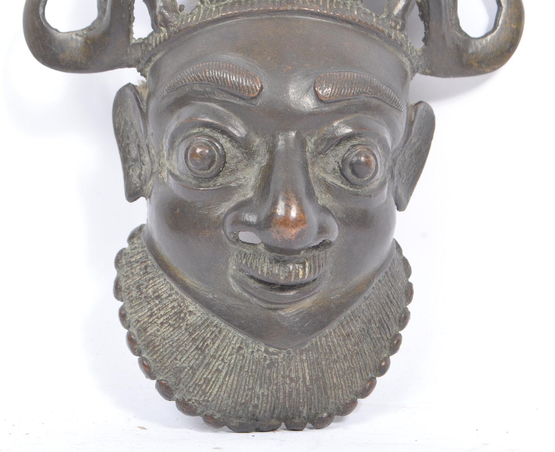 20TH CENTURY NORTH AFRICAN BRONZE MASK - Bild 3 aus 5