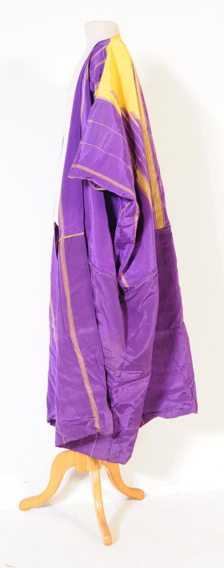 1940S KANJIVARAM STYLE FORMAL SILK ROBE SHAWL - Image 4 of 8