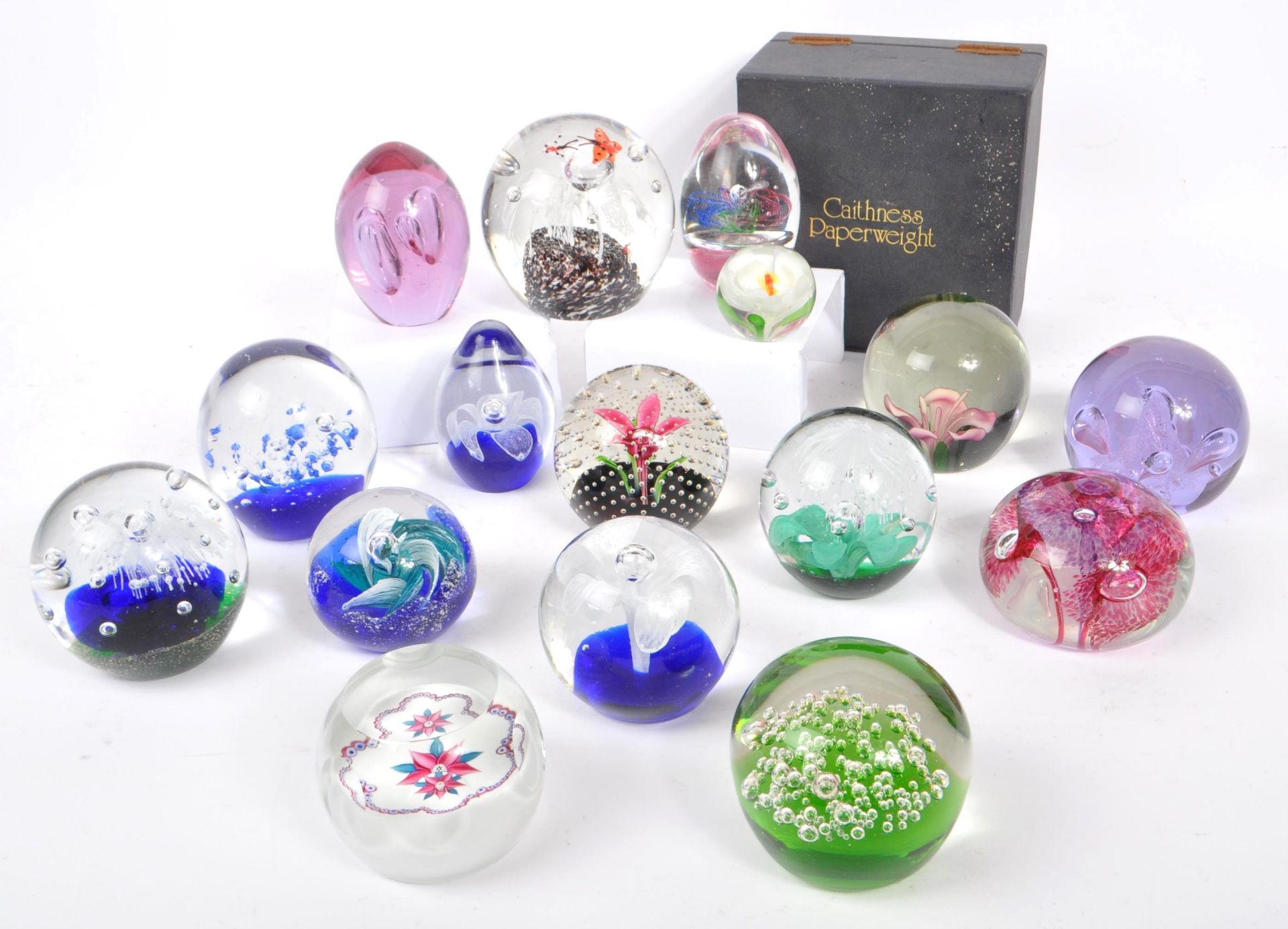 COLLECTION OF VINTAGE STUDIO ART GLASS PAPERWEIGHTS