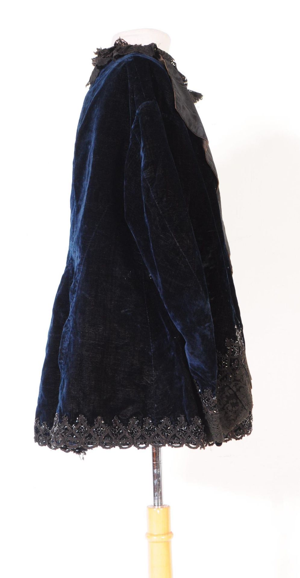 TWO VICTORIAN CLOTHING ITEMS - VELVET CAPE & SHIRT - Bild 3 aus 12