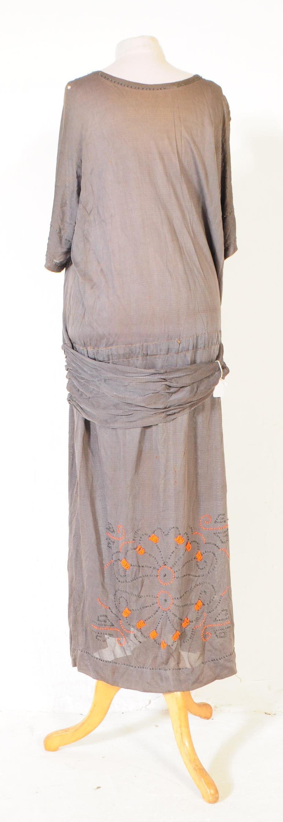 1920S ERA CANADIAN GREY AND ORANGE BEADED DRESS - Image 3 of 7