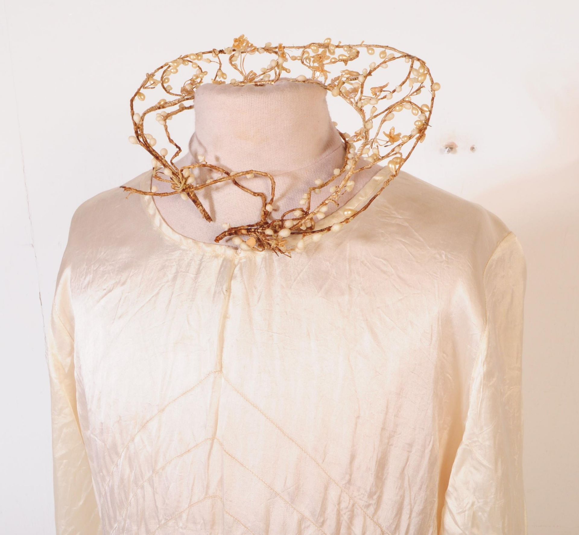 1920S VINTAGE SILK IVORY WEDDING DRESS - Image 4 of 12