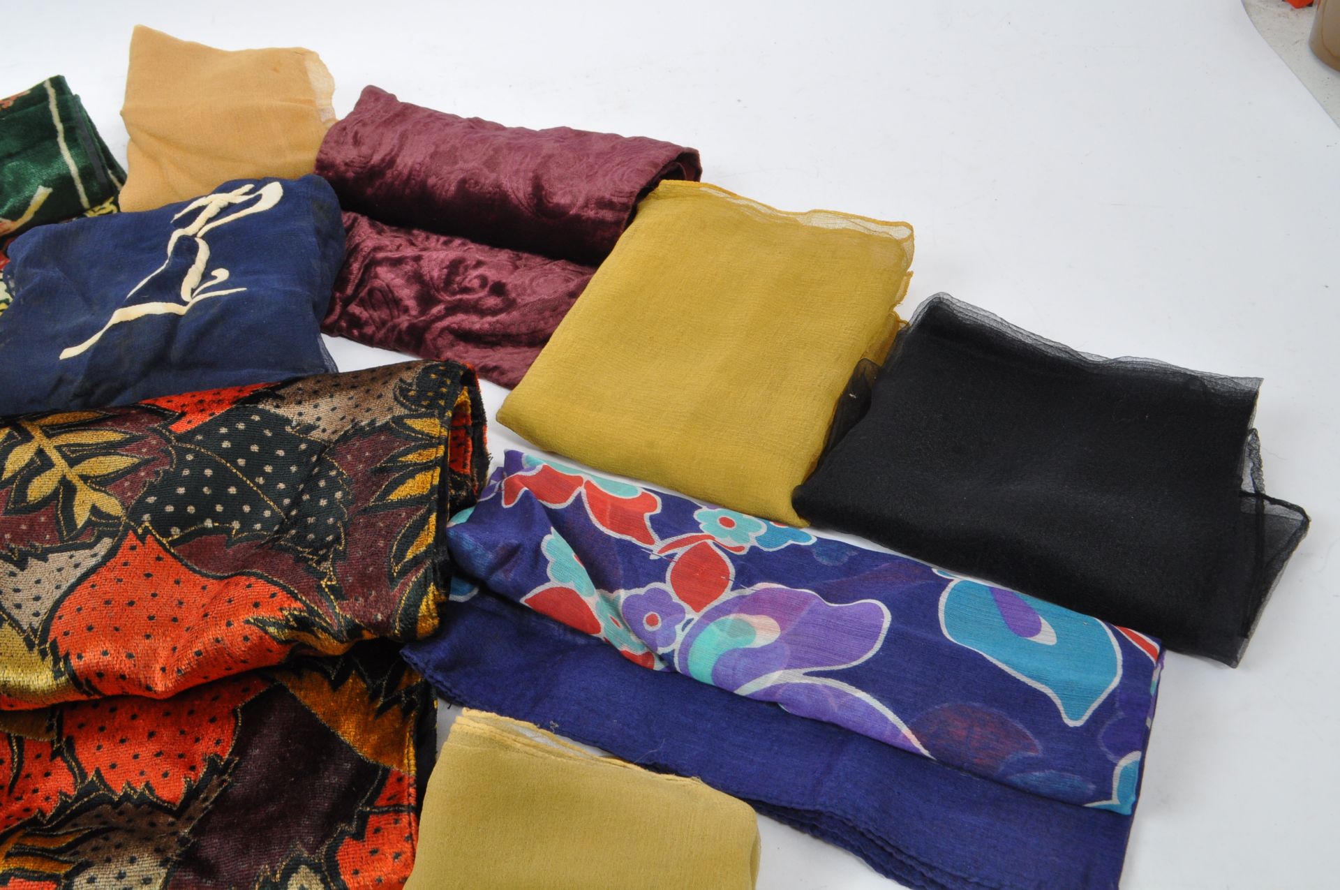 LARGE COLLECTION OF VINTAGE WOMEN'S SCARVES - Image 3 of 6