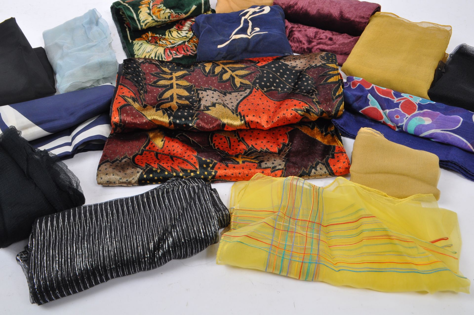 LARGE COLLECTION OF VINTAGE WOMEN'S SCARVES - Image 6 of 6