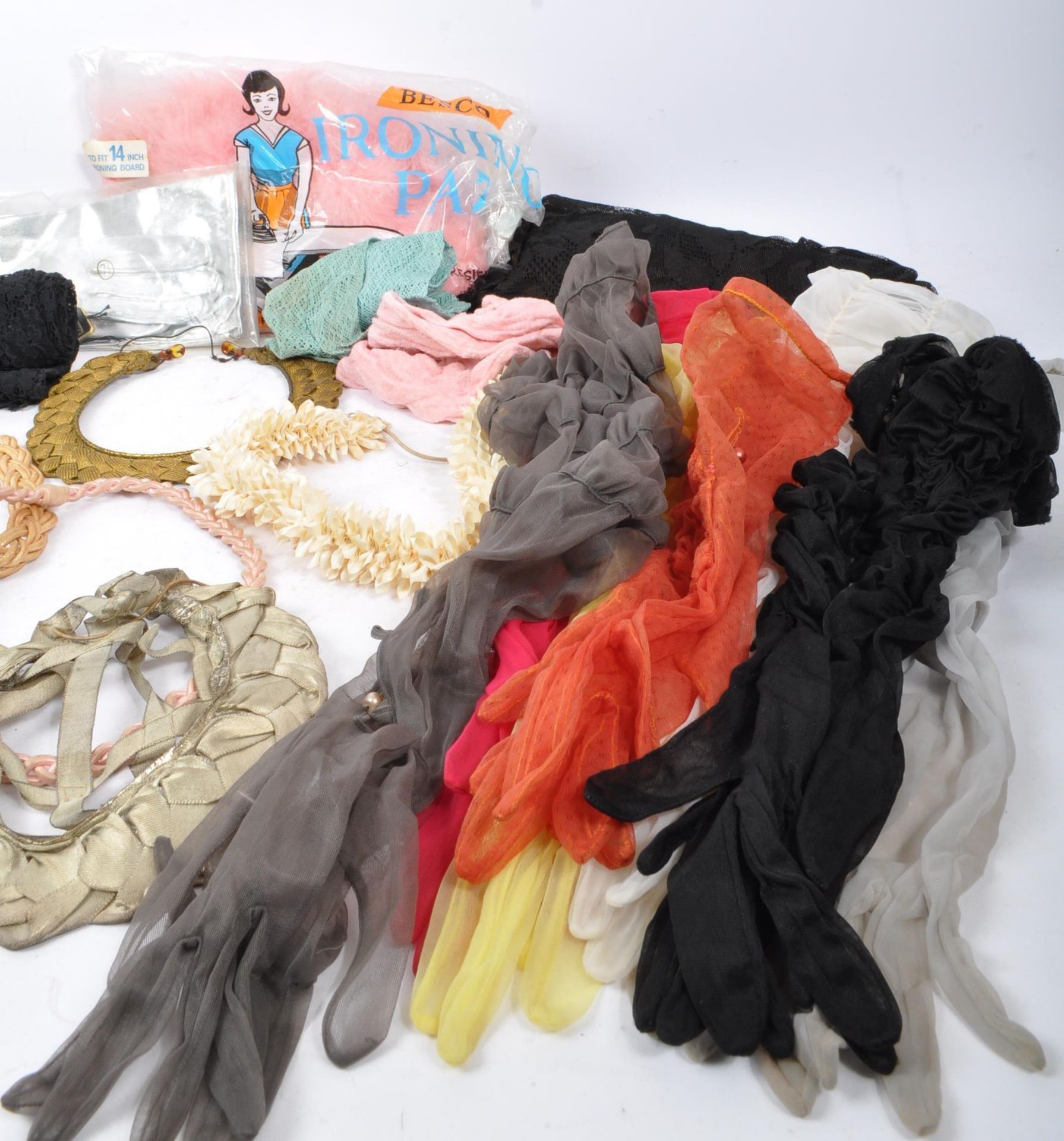 COLLECTION OF VINTAGE 20TH CENTURY GLOVES AND ACCESSORIES - Image 5 of 7