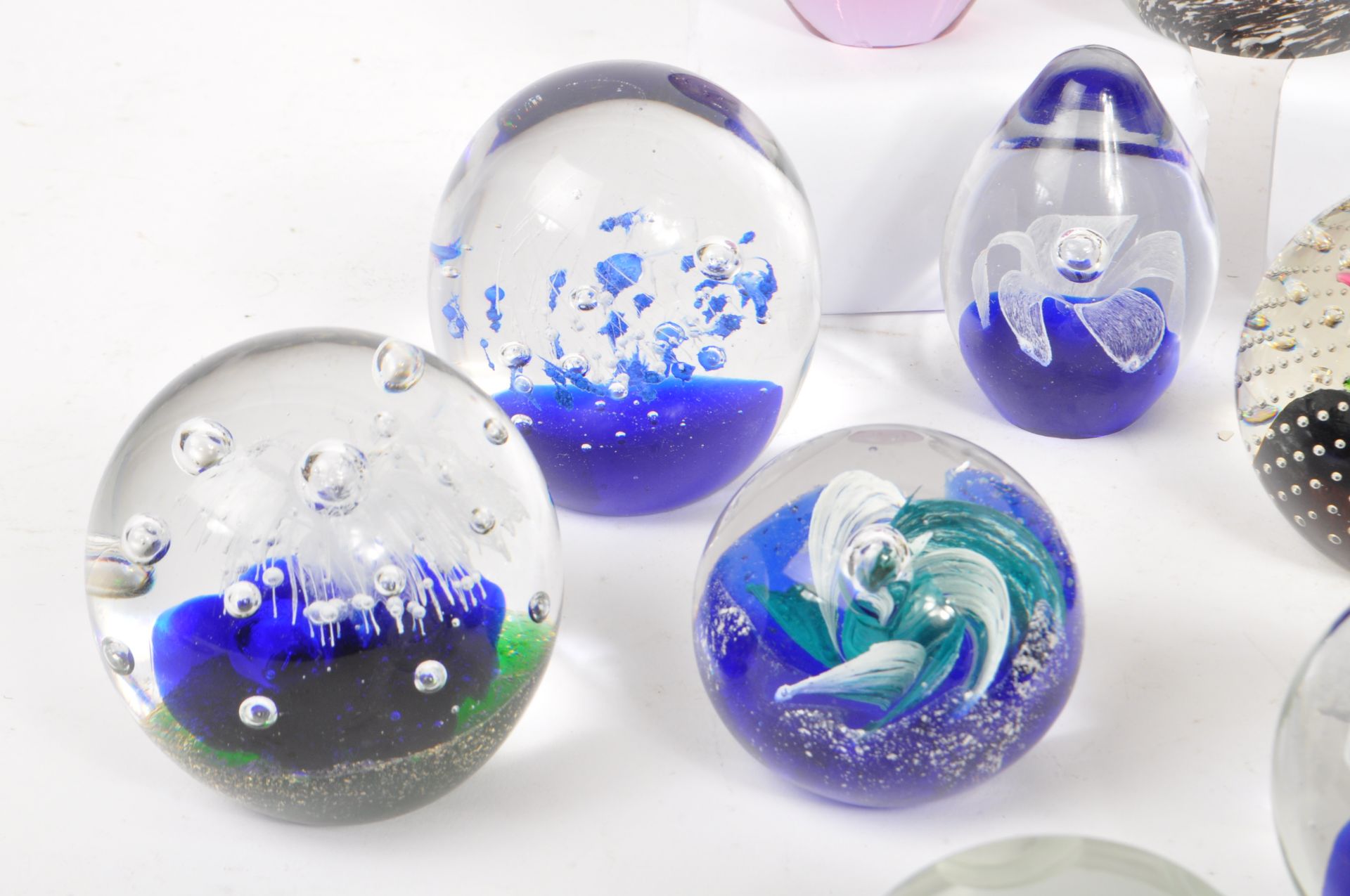 COLLECTION OF VINTAGE STUDIO ART GLASS PAPERWEIGHTS - Image 4 of 9