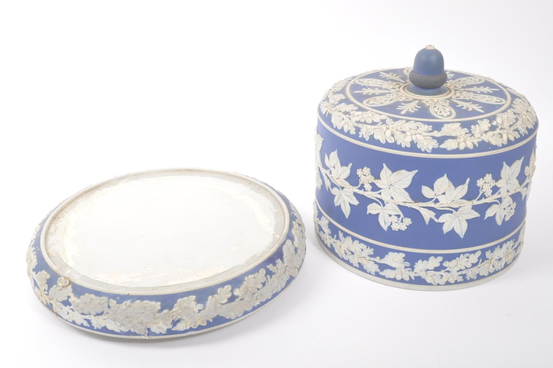 MANNER OF WEDGWOOD JASPERWARE - LIDDED CAKE STAND - Bild 2 aus 6